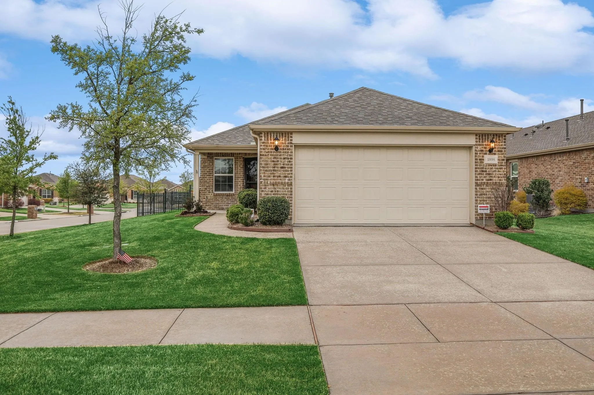Single Family Residence For Sale in Denton County , 1898 Beachside Drive, Frisco, Texas 75036, 2 Bedroom, 2 Bathroom, 2 Garage spaces, 1,582 Sqft, built in 2016, mls#21258549, Real Estate Agent in Frisco, Homes For Sale in Denton county, Homes For Sale in Frisco, Realtor in Frisco Texas, Real Estate Brokerage Independent Realty Texas, Luminita Cordes Realtor