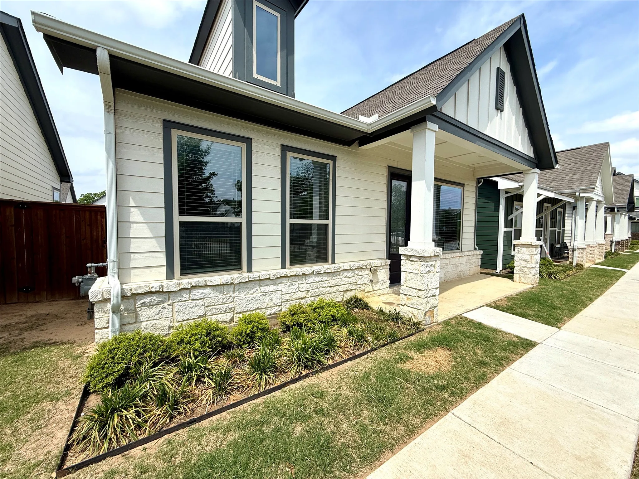 Single Family Residence For Rent in Tarrant County , 2501 Ascension Boulevard 404, Arlington, Texas 76006, 2 Bedrooms, 2 Bathrooms, Garage spaces, 960 Sqft, built in 2023, Price $2,209, mls#21286827, Real Estate Agent in Arlington, Homes For Rent in Tarrant county, Homes For Rent in Arlington, Realtor in Arlington Texas, Real Estate Brokerage Independent Realty Texas, Luminita Cordes Realtor