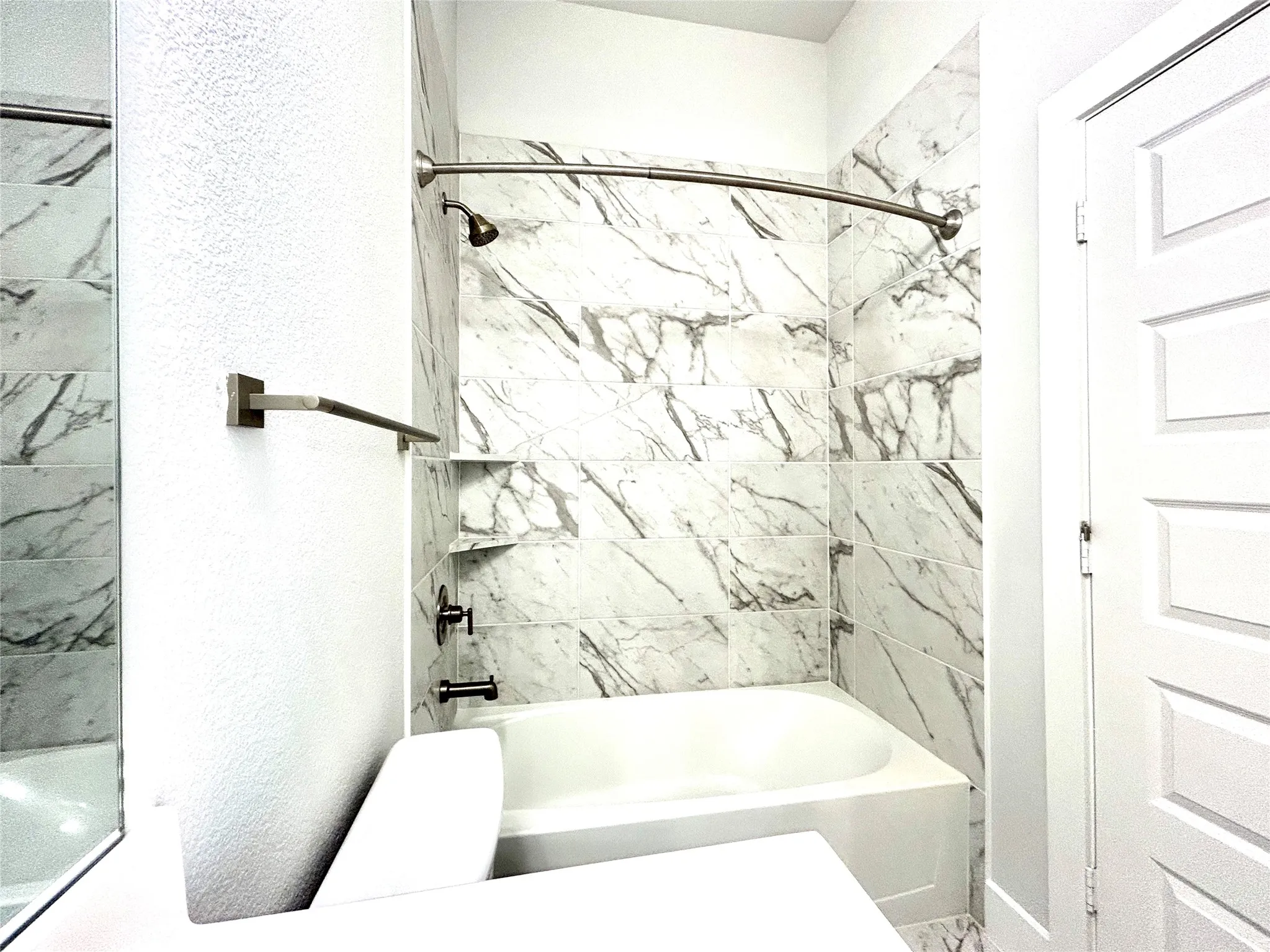 Single Family Residence For Rent in Tarrant County , 2501 Ascension Boulevard 621, Arlington, Texas 76006, 1 Bedroom, 1 Bathroom, Garage spaces, 645 Sqft, built in 2023, Price $1,599, mls#21286830, Real Estate Agent in Arlington, Homes For Rent in Tarrant county, Homes For Rent in Arlington, Realtor in Arlington Texas, Real Estate Brokerage Independent Realty Texas, Luminita Cordes Realtor