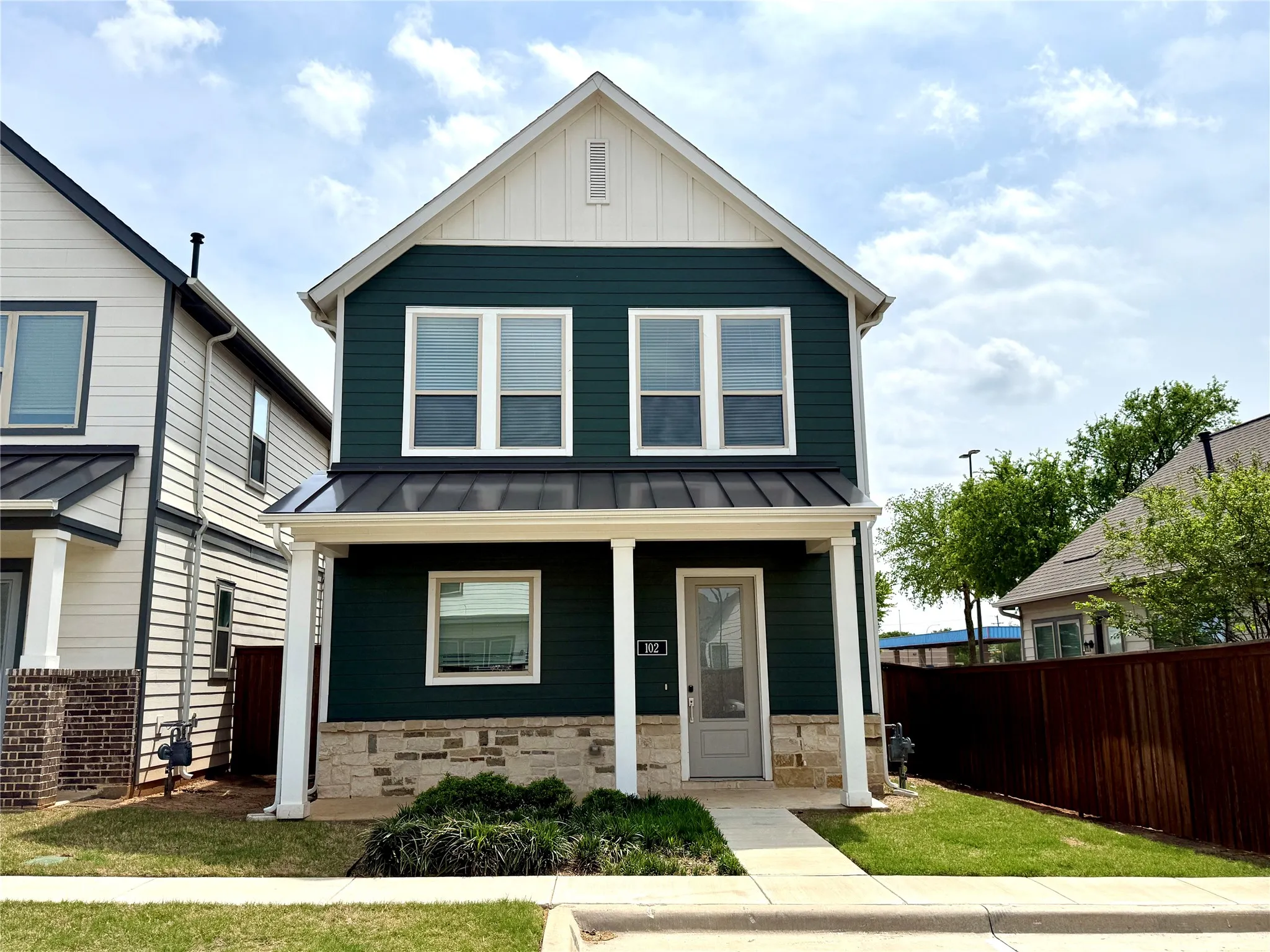 Single Family Residence For Rent in Tarrant County , 1830 NE Green Oaks Boulevard 102, Arlington, Texas 76006, 3 Bedrooms, 3 Bathrooms, Garage spaces, 1,275 Sqft, built in 2023, Price $2,299, mls#21286831, Real Estate Agent in Arlington, Homes For Rent in Tarrant county, Homes For Rent in Arlington, Realtor in Arlington Texas, Real Estate Brokerage Independent Realty Texas, Luminita Cordes Realtor