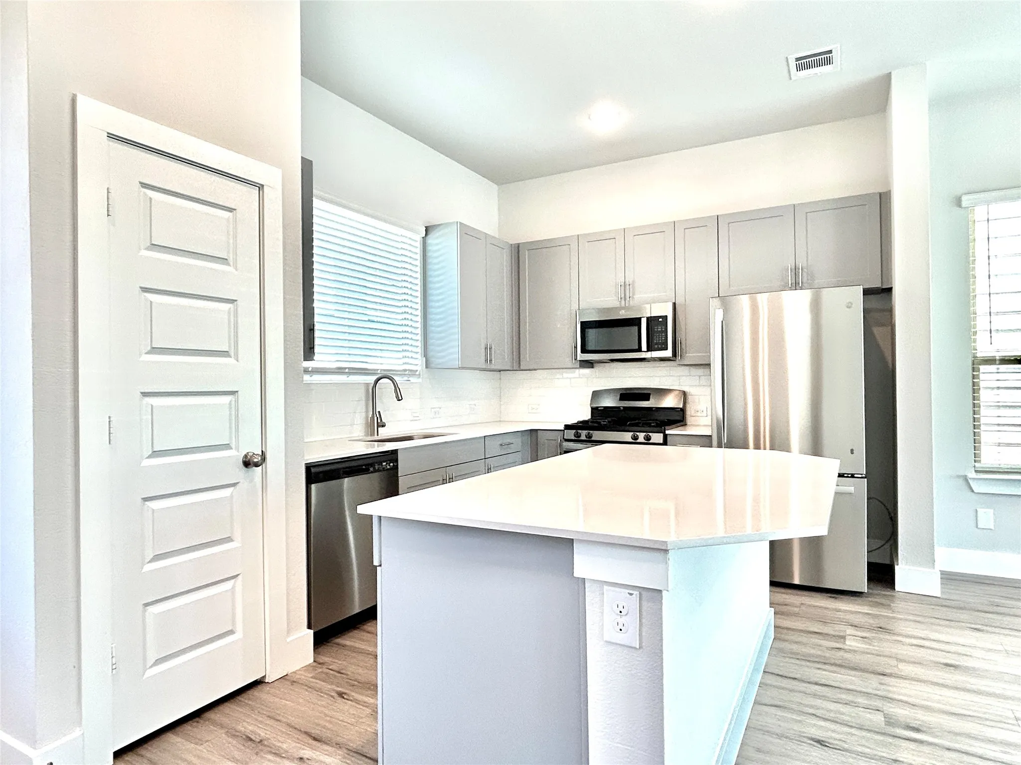 Single Family Residence For Rent in Tarrant County , 1830 NE Green Oaks Boulevard 102, Arlington, Texas 76006, 3 Bedrooms, 3 Bathrooms, Garage spaces, 1,275 Sqft, built in 2023, Price $2,299, mls#21286831, Real Estate Agent in Arlington, Homes For Rent in Tarrant county, Homes For Rent in Arlington, Realtor in Arlington Texas, Real Estate Brokerage Independent Realty Texas, Luminita Cordes Realtor