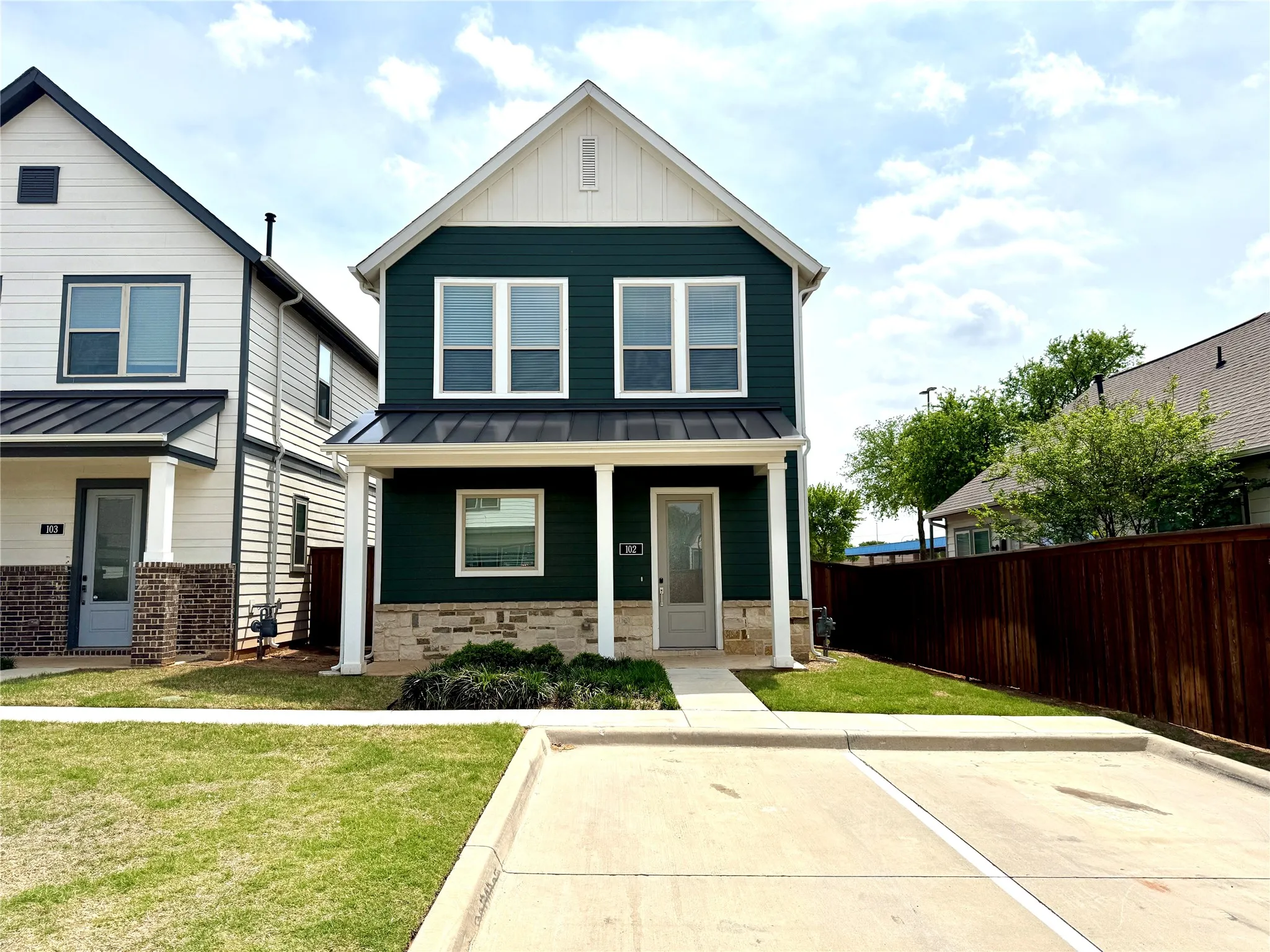 Single Family Residence For Rent in Tarrant County , 1830 NE Green Oaks Boulevard 102, Arlington, Texas 76006, 3 Bedrooms, 3 Bathrooms, Garage spaces, 1,275 Sqft, built in 2023, Price $2,299, mls#21286831, Real Estate Agent in Arlington, Homes For Rent in Tarrant county, Homes For Rent in Arlington, Realtor in Arlington Texas, Real Estate Brokerage Independent Realty Texas, Luminita Cordes Realtor