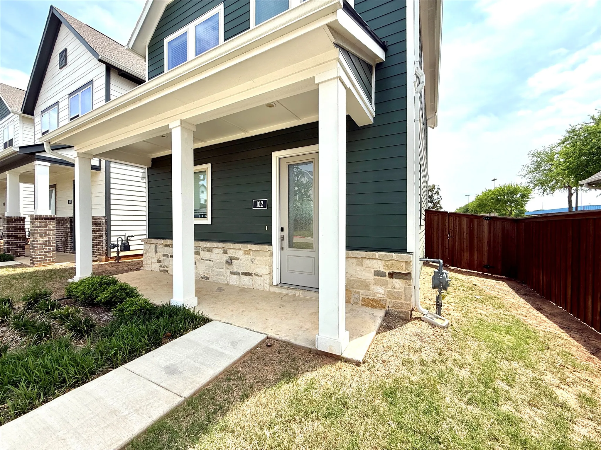 Single Family Residence For Rent in Tarrant County , 1830 NE Green Oaks Boulevard 102, Arlington, Texas 76006, 3 Bedrooms, 3 Bathrooms, Garage spaces, 1,275 Sqft, built in 2023, Price $2,299, mls#21286831, Real Estate Agent in Arlington, Homes For Rent in Tarrant county, Homes For Rent in Arlington, Realtor in Arlington Texas, Real Estate Brokerage Independent Realty Texas, Luminita Cordes Realtor