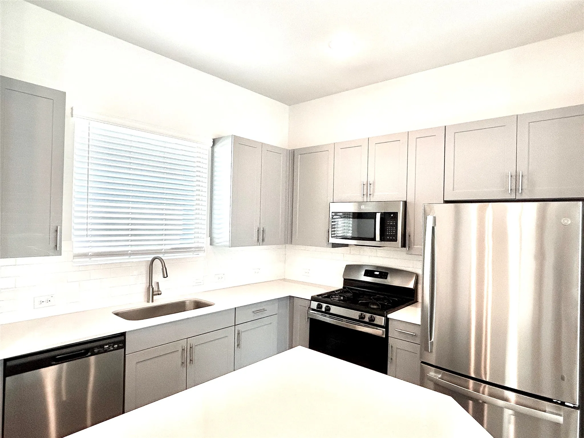Single Family Residence For Rent in Tarrant County , 1830 NE Green Oaks Boulevard 102, Arlington, Texas 76006, 3 Bedrooms, 3 Bathrooms, Garage spaces, 1,275 Sqft, built in 2023, Price $2,299, mls#21286831, Real Estate Agent in Arlington, Homes For Rent in Tarrant county, Homes For Rent in Arlington, Realtor in Arlington Texas, Real Estate Brokerage Independent Realty Texas, Luminita Cordes Realtor