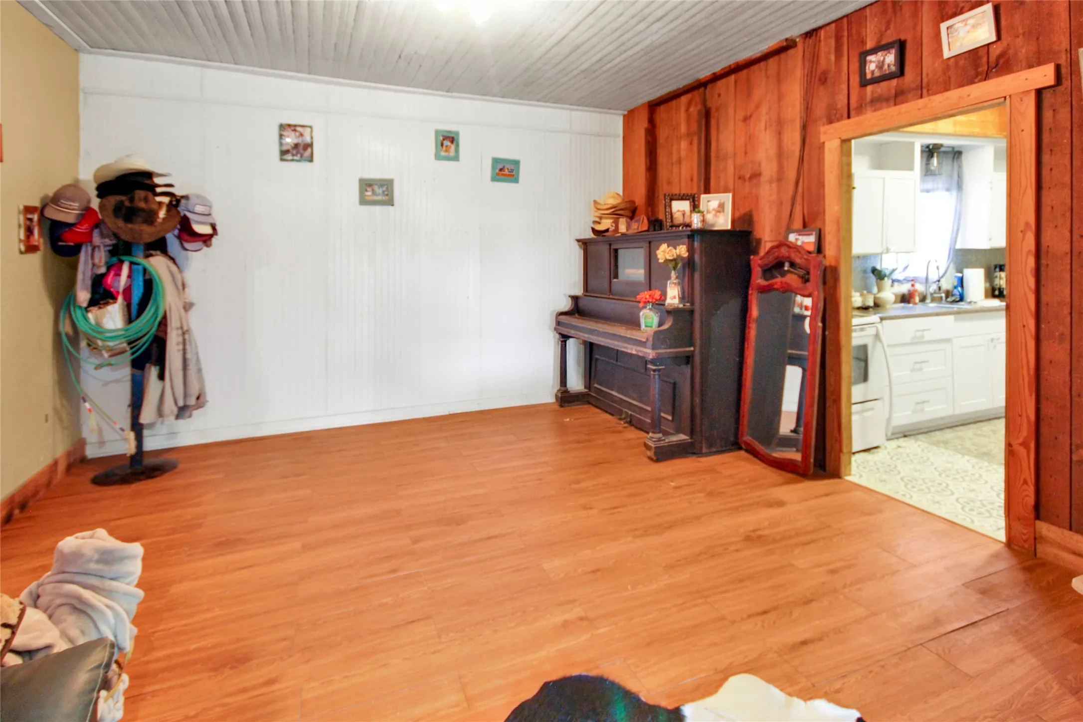 Single Family Residence For Sale in Jack County , 334 N Knox Street, Jacksboro, Texas 76458, 2 Bedrooms, 2 Bathrooms, Garage spaces, 1,263 Sqft, built in 1945, Price $112,900, mls#21276927, Real Estate Agent in Jacksboro, Homes For Sale in Jack county, Homes For Sale in Jacksboro, Realtor in Jacksboro Texas, Real Estate Brokerage Independent Realty Texas, Luminita Cordes Realtor
