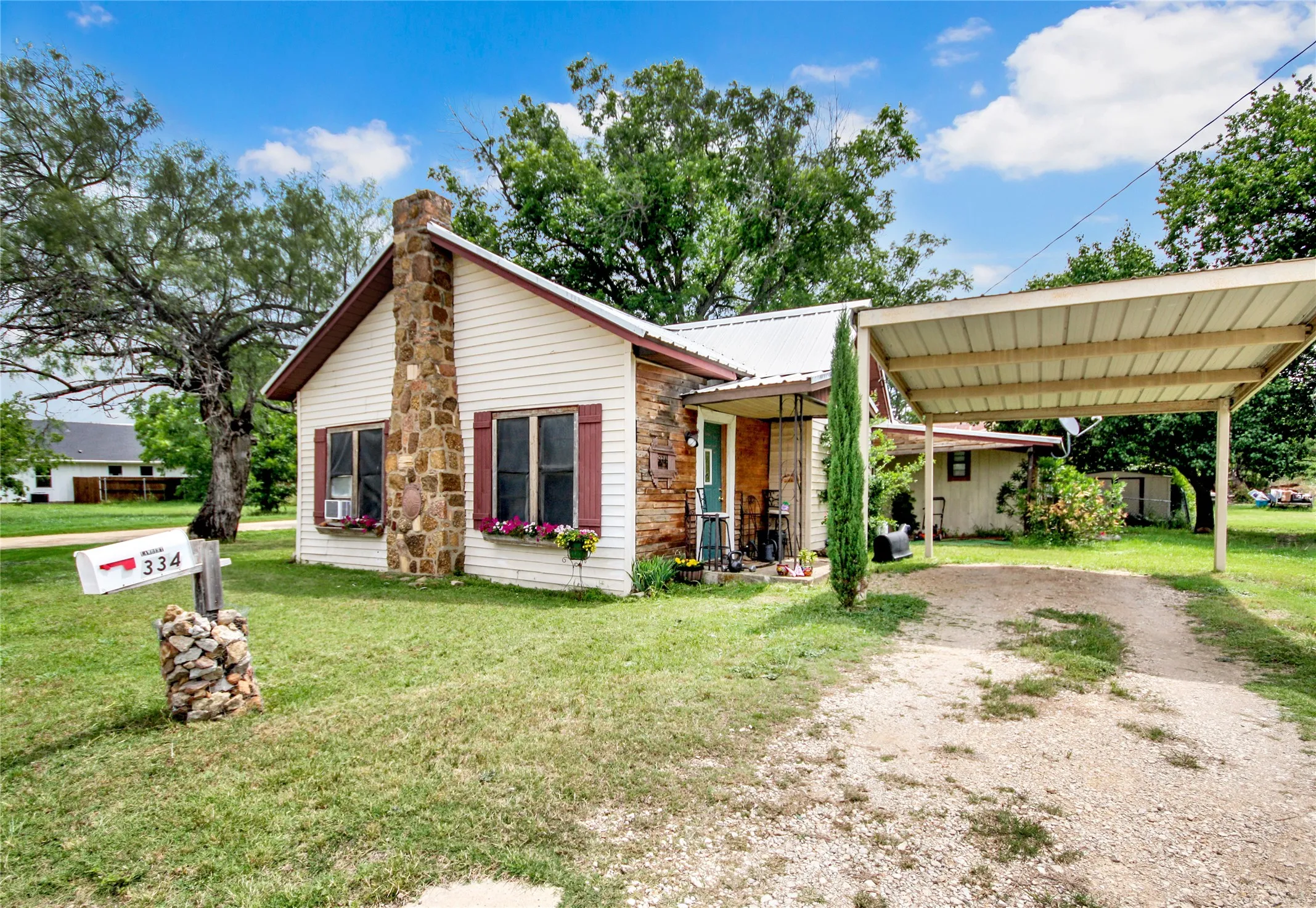 Single Family Residence For Sale in Jack County , 334 N Knox Street, Jacksboro, Texas 76458, 2 Bedrooms, 2 Bathrooms, Garage spaces, 1,263 Sqft, built in 1945, Price $112,900, mls#21276927, Real Estate Agent in Jacksboro, Homes For Sale in Jack county, Homes For Sale in Jacksboro, Realtor in Jacksboro Texas, Real Estate Brokerage Independent Realty Texas, Luminita Cordes Realtor