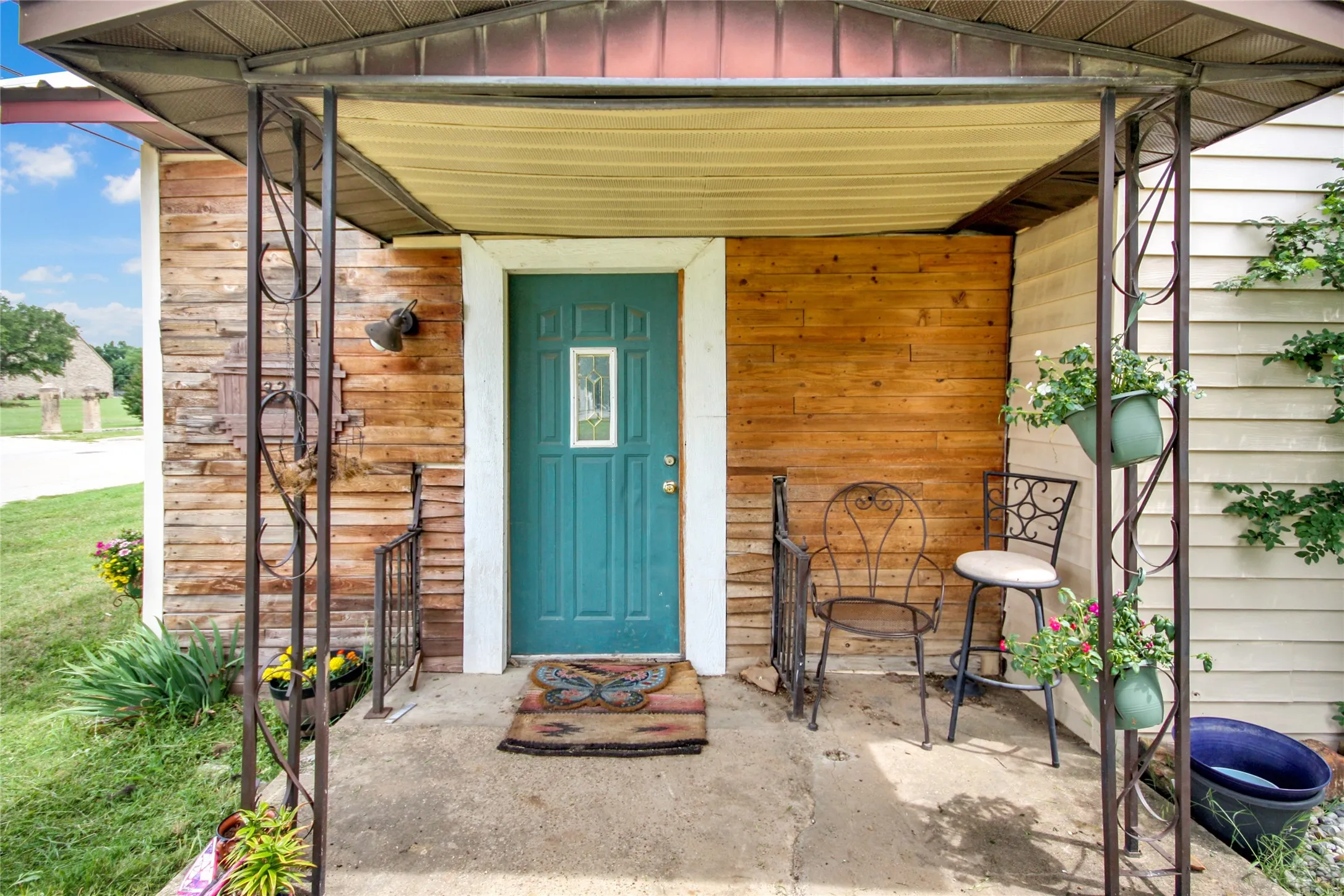 Single Family Residence For Sale in Jack County , 334 N Knox Street, Jacksboro, Texas 76458, 2 Bedrooms, 2 Bathrooms, Garage spaces, 1,263 Sqft, built in 1945, Price $112,900, mls#21276927, Real Estate Agent in Jacksboro, Homes For Sale in Jack county, Homes For Sale in Jacksboro, Realtor in Jacksboro Texas, Real Estate Brokerage Independent Realty Texas, Luminita Cordes Realtor