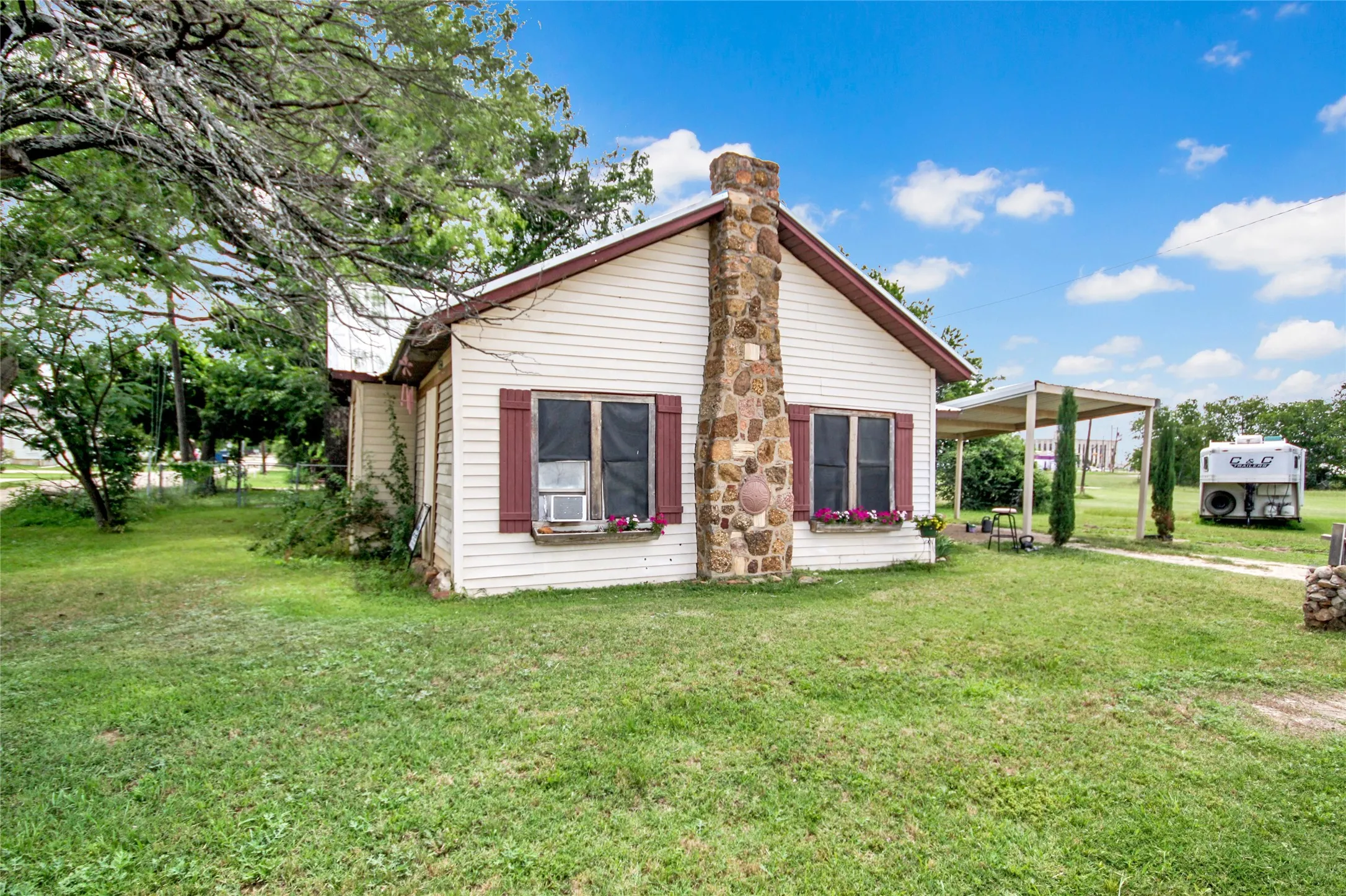 Single Family Residence For Sale in Jack County , 334 N Knox Street, Jacksboro, Texas 76458, 2 Bedrooms, 2 Bathrooms, Garage spaces, 1,263 Sqft, built in 1945, Price $112,900, mls#21276927, Real Estate Agent in Jacksboro, Homes For Sale in Jack county, Homes For Sale in Jacksboro, Realtor in Jacksboro Texas, Real Estate Brokerage Independent Realty Texas, Luminita Cordes Realtor