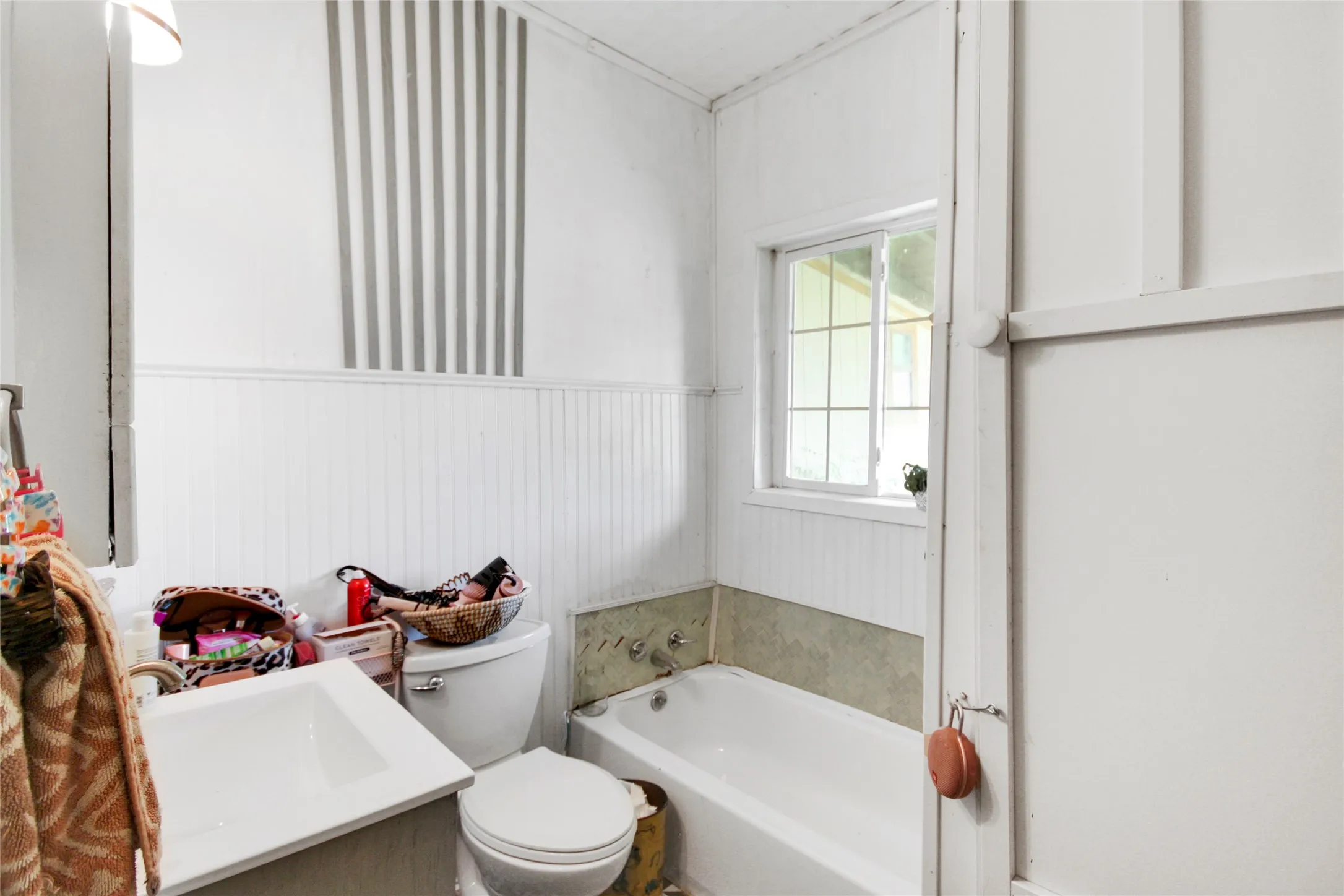 Single Family Residence For Sale in Jack County , 334 N Knox Street, Jacksboro, Texas 76458, 2 Bedrooms, 2 Bathrooms, Garage spaces, 1,263 Sqft, built in 1945, Price $112,900, mls#21276927, Real Estate Agent in Jacksboro, Homes For Sale in Jack county, Homes For Sale in Jacksboro, Realtor in Jacksboro Texas, Real Estate Brokerage Independent Realty Texas, Luminita Cordes Realtor