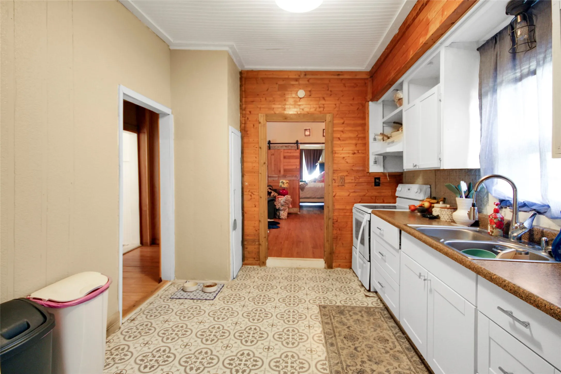 Single Family Residence For Sale in Jack County , 334 N Knox Street, Jacksboro, Texas 76458, 2 Bedrooms, 2 Bathrooms, Garage spaces, 1,263 Sqft, built in 1945, Price $112,900, mls#21276927, Real Estate Agent in Jacksboro, Homes For Sale in Jack county, Homes For Sale in Jacksboro, Realtor in Jacksboro Texas, Real Estate Brokerage Independent Realty Texas, Luminita Cordes Realtor