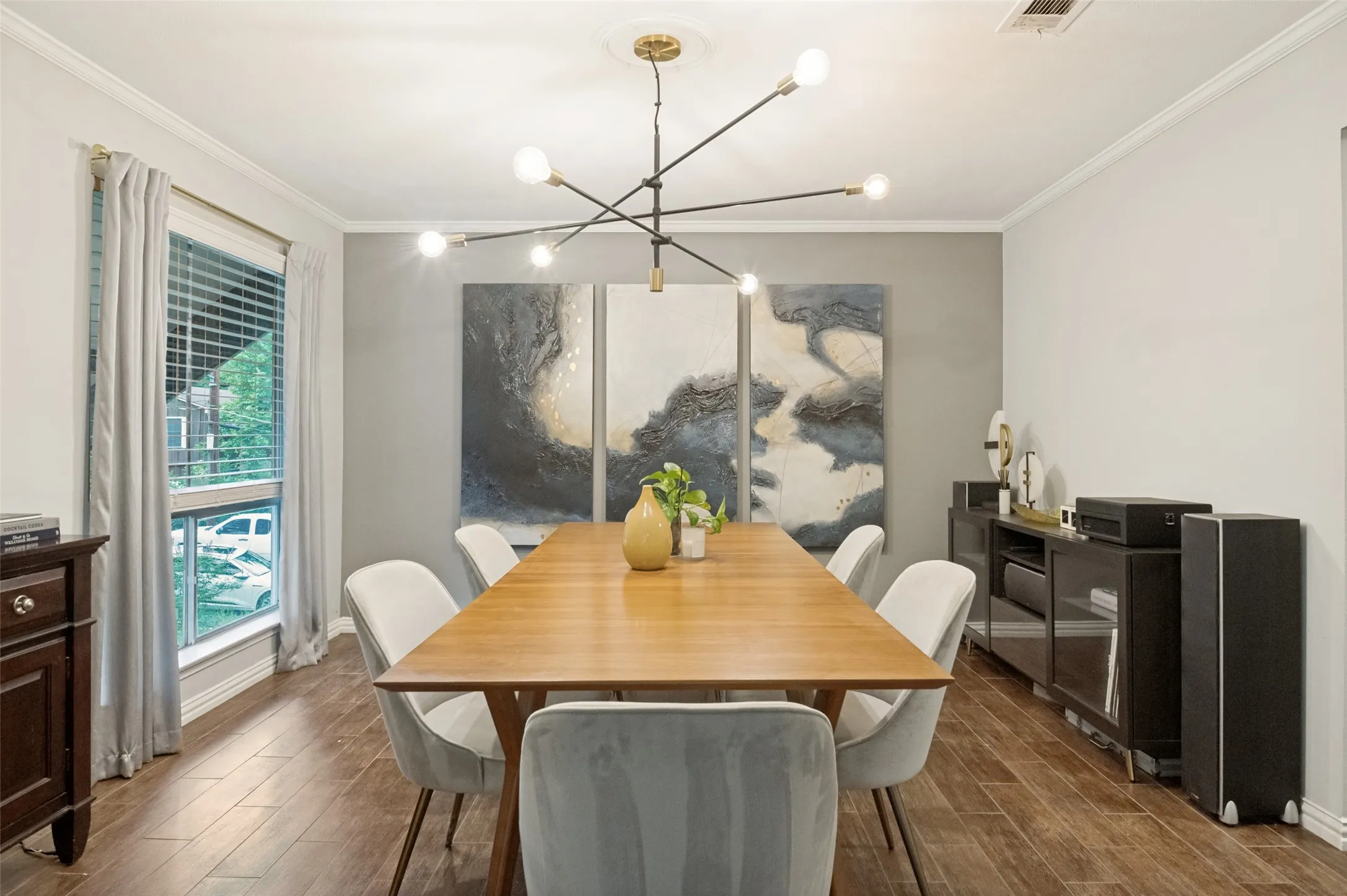 Single Family Residence For Sale in Dallas County , 1529 Windchime Drive, Dallas, Texas 75224, 4 Bedrooms, 2 Bathrooms, 1 Garage spaces, 2,043 Sqft, built in 1965, Price $374,900, mls#21284587, Real Estate Agent in Dallas, Homes For Sale in Dallas county, Homes For Sale in Dallas, Realtor in Dallas Texas, Real Estate Brokerage Independent Realty Texas, Luminita Cordes Realtor