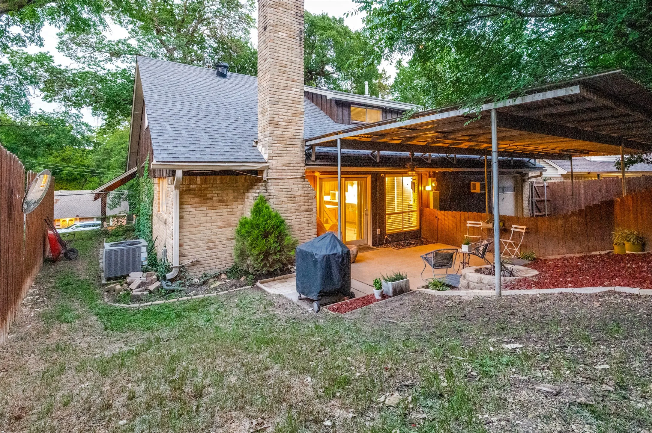 Single Family Residence For Sale in Dallas County , 1529 Windchime Drive, Dallas, Texas 75224, 4 Bedrooms, 2 Bathrooms, 1 Garage spaces, 2,043 Sqft, built in 1965, Price $374,900, mls#21284587, Real Estate Agent in Dallas, Homes For Sale in Dallas county, Homes For Sale in Dallas, Realtor in Dallas Texas, Real Estate Brokerage Independent Realty Texas, Luminita Cordes Realtor