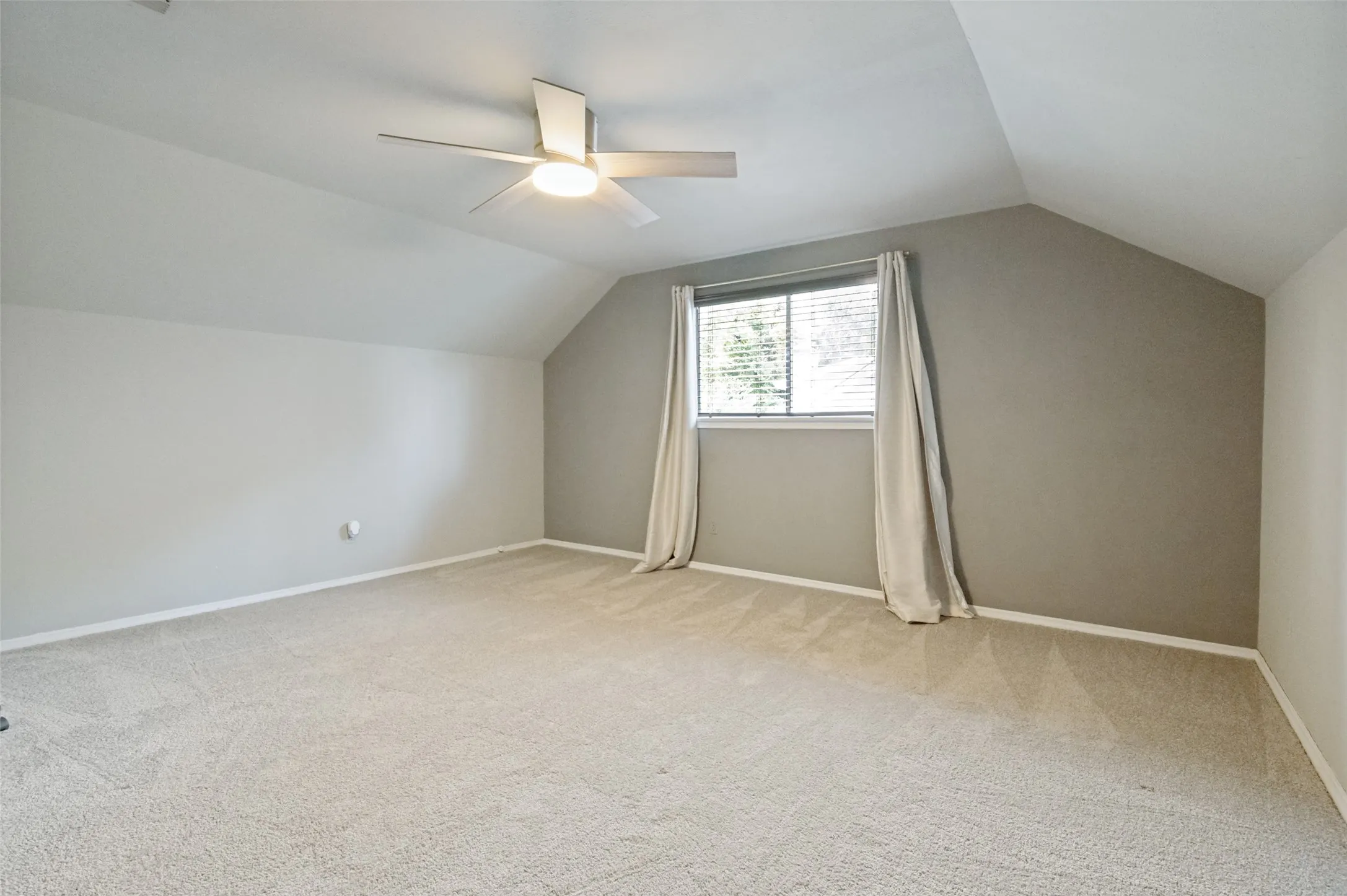 Single Family Residence For Sale in Dallas County , 1529 Windchime Drive, Dallas, Texas 75224, 4 Bedrooms, 2 Bathrooms, 1 Garage spaces, 2,043 Sqft, built in 1965, Price $374,900, mls#21284587, Real Estate Agent in Dallas, Homes For Sale in Dallas county, Homes For Sale in Dallas, Realtor in Dallas Texas, Real Estate Brokerage Independent Realty Texas, Luminita Cordes Realtor