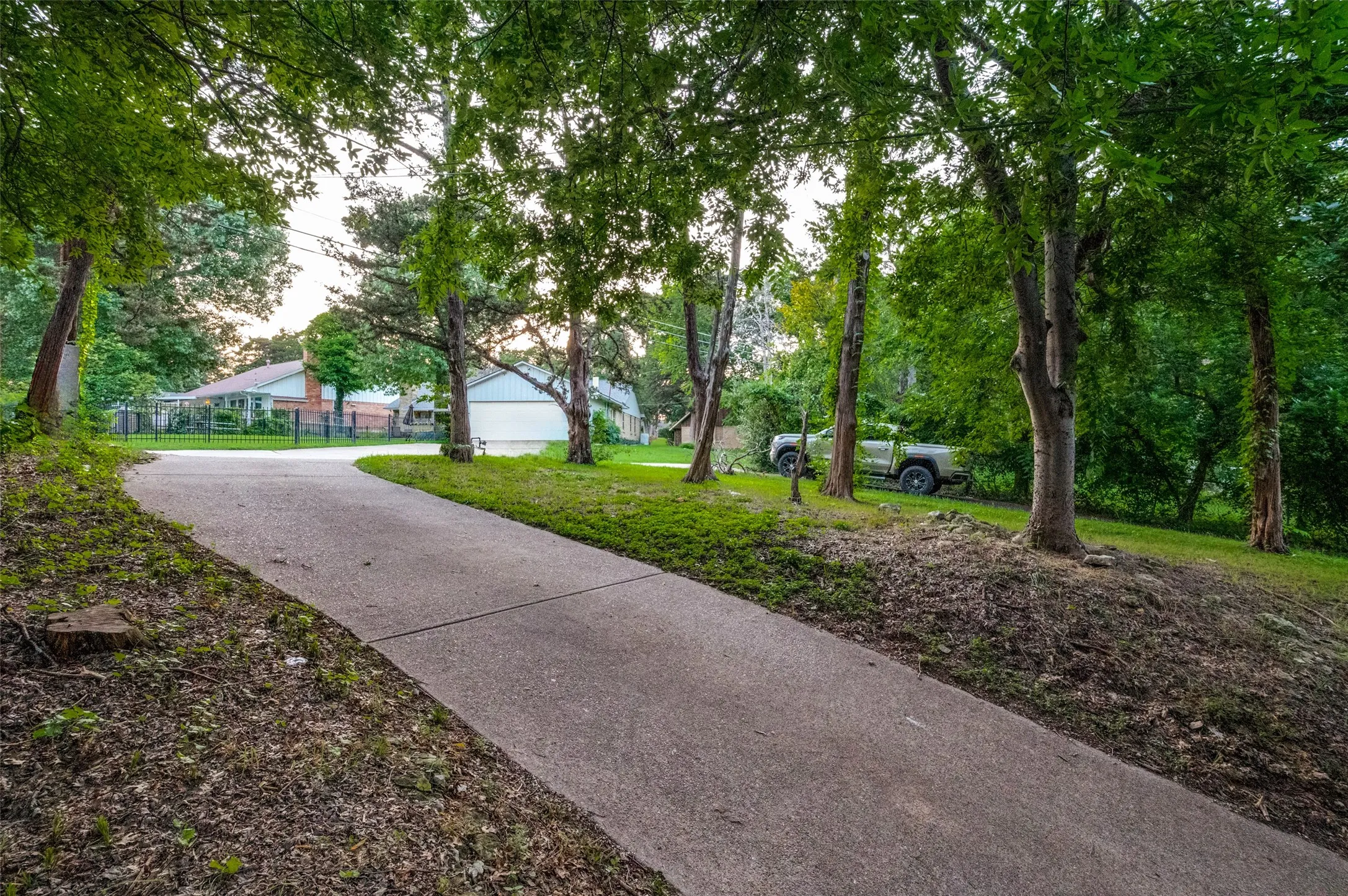 Single Family Residence For Sale in Dallas County , 1529 Windchime Drive, Dallas, Texas 75224, 4 Bedrooms, 2 Bathrooms, 1 Garage spaces, 2,043 Sqft, built in 1965, Price $374,900, mls#21284587, Real Estate Agent in Dallas, Homes For Sale in Dallas county, Homes For Sale in Dallas, Realtor in Dallas Texas, Real Estate Brokerage Independent Realty Texas, Luminita Cordes Realtor