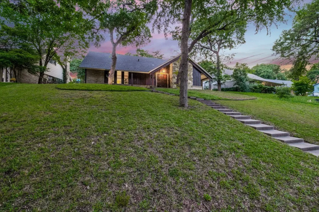 Single Family Residence For Sale in Dallas County , 1529 Windchime Drive, Dallas, Texas 75224, 4 Bedrooms, 2 Bathrooms, 1 Garage spaces, 2,043 Sqft, built in 1965, Price $374,900, mls#21284587, Real Estate Agent in Dallas, Homes For Sale in Dallas county, Homes For Sale in Dallas, Realtor in Dallas Texas, Real Estate Brokerage Independent Realty Texas, Luminita Cordes Realtor