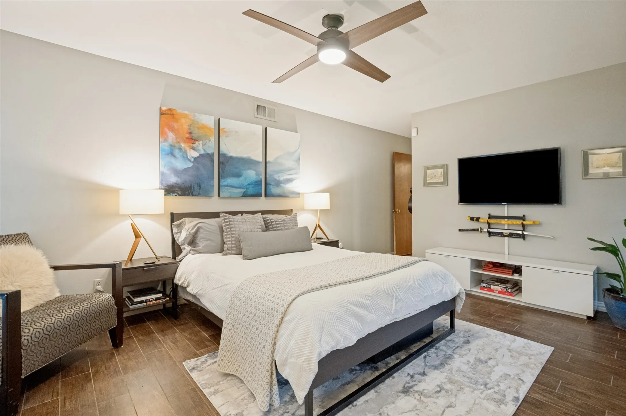 Single Family Residence For Sale in Dallas County , 1529 Windchime Drive, Dallas, Texas 75224, 4 Bedrooms, 2 Bathrooms, 1 Garage spaces, 2,043 Sqft, built in 1965, Price $374,900, mls#21284587, Real Estate Agent in Dallas, Homes For Sale in Dallas county, Homes For Sale in Dallas, Realtor in Dallas Texas, Real Estate Brokerage Independent Realty Texas, Luminita Cordes Realtor