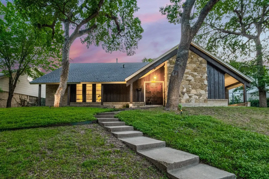 Single Family Residence For Sale in Dallas County , 1529 Windchime Drive, Dallas, Texas 75224, 4 Bedrooms, 2 Bathrooms, 1 Garage spaces, 2,043 Sqft, built in 1965, Price $374,900, mls#21284587, Real Estate Agent in Dallas, Homes For Sale in Dallas county, Homes For Sale in Dallas, Realtor in Dallas Texas, Real Estate Brokerage Independent Realty Texas, Luminita Cordes Realtor