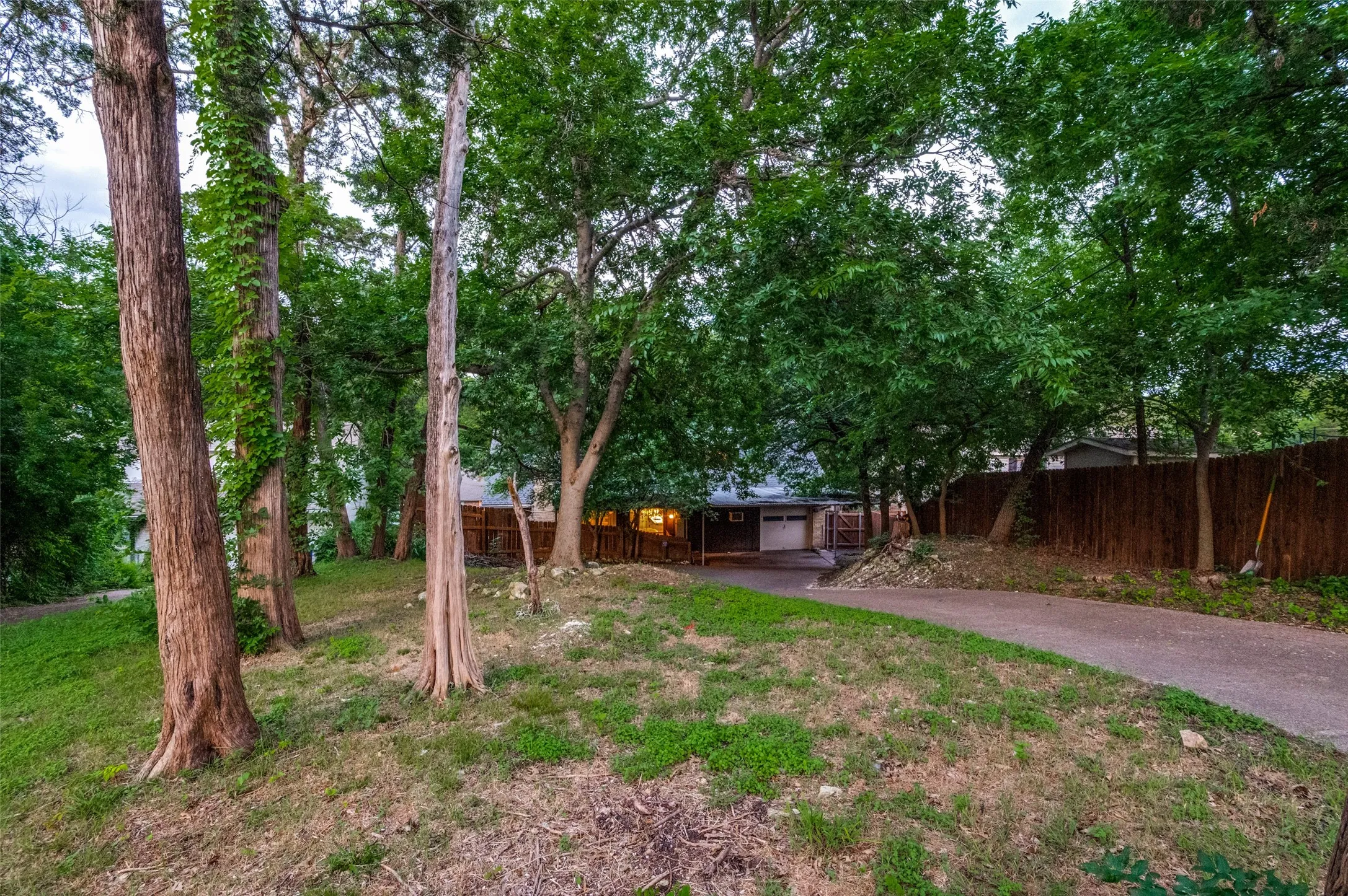 Single Family Residence For Sale in Dallas County , 1529 Windchime Drive, Dallas, Texas 75224, 4 Bedrooms, 2 Bathrooms, 1 Garage spaces, 2,043 Sqft, built in 1965, Price $374,900, mls#21284587, Real Estate Agent in Dallas, Homes For Sale in Dallas county, Homes For Sale in Dallas, Realtor in Dallas Texas, Real Estate Brokerage Independent Realty Texas, Luminita Cordes Realtor