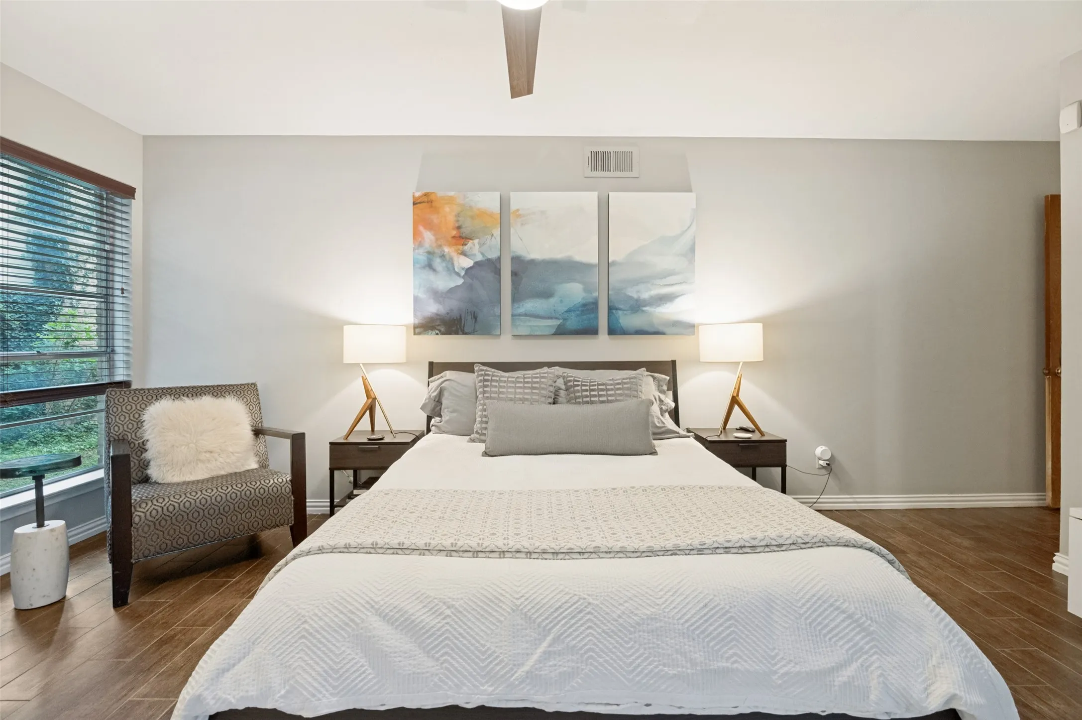 Single Family Residence For Sale in Dallas County , 1529 Windchime Drive, Dallas, Texas 75224, 4 Bedrooms, 2 Bathrooms, 1 Garage spaces, 2,043 Sqft, built in 1965, Price $374,900, mls#21284587, Real Estate Agent in Dallas, Homes For Sale in Dallas county, Homes For Sale in Dallas, Realtor in Dallas Texas, Real Estate Brokerage Independent Realty Texas, Luminita Cordes Realtor