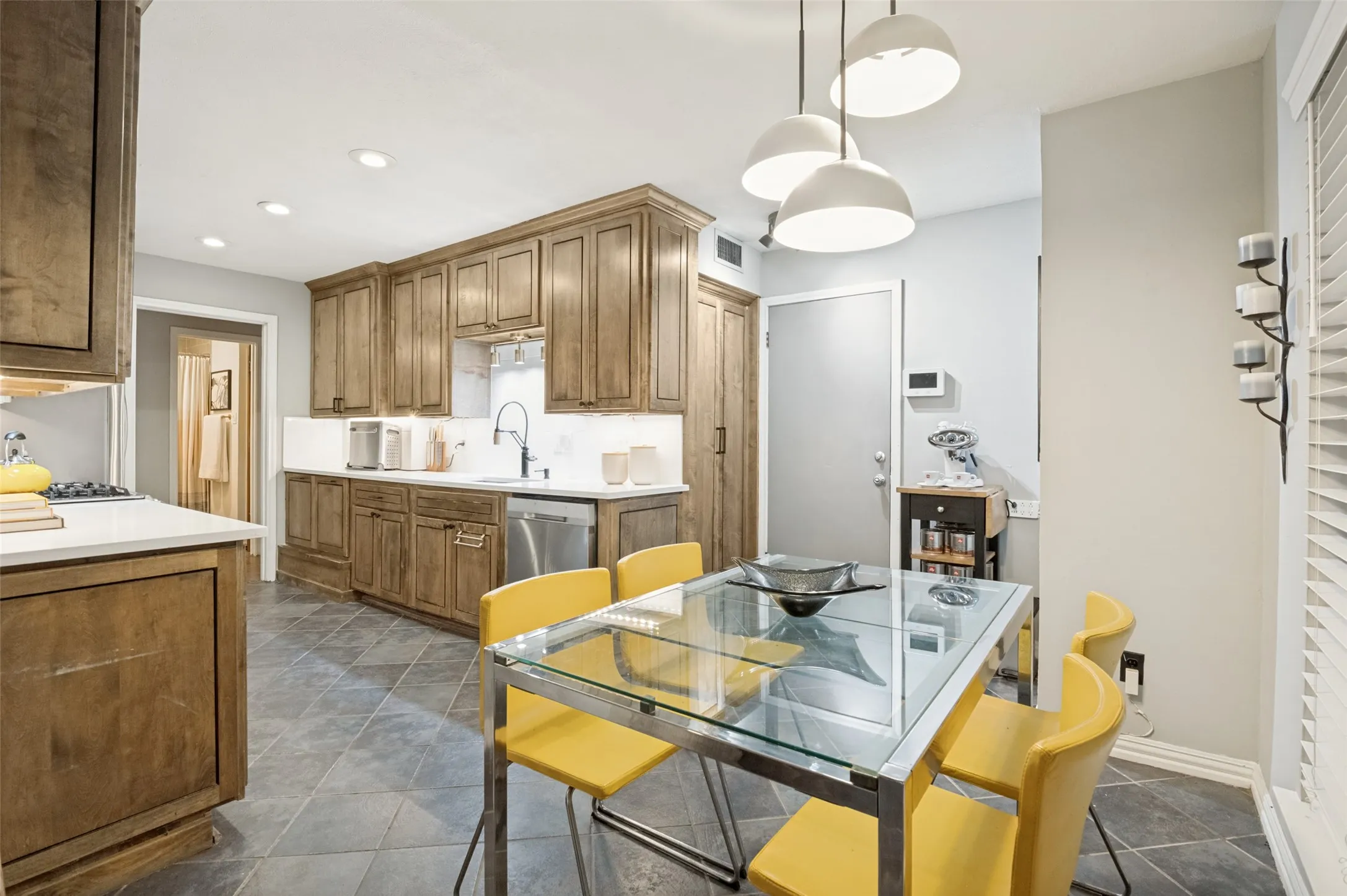 Single Family Residence For Sale in Dallas County , 1529 Windchime Drive, Dallas, Texas 75224, 4 Bedrooms, 2 Bathrooms, 1 Garage spaces, 2,043 Sqft, built in 1965, Price $374,900, mls#21284587, Real Estate Agent in Dallas, Homes For Sale in Dallas county, Homes For Sale in Dallas, Realtor in Dallas Texas, Real Estate Brokerage Independent Realty Texas, Luminita Cordes Realtor