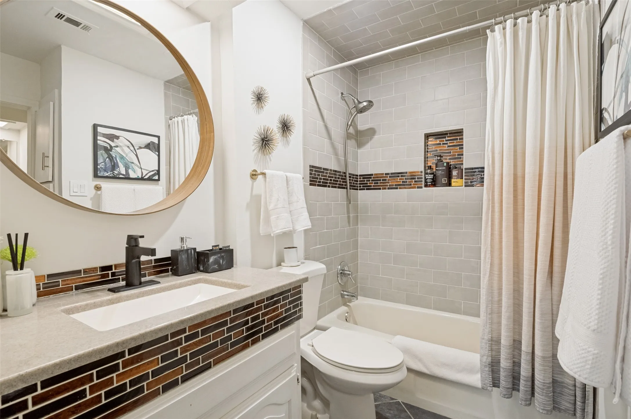 Single Family Residence For Sale in Dallas County , 1529 Windchime Drive, Dallas, Texas 75224, 4 Bedrooms, 2 Bathrooms, 1 Garage spaces, 2,043 Sqft, built in 1965, Price $374,900, mls#21284587, Real Estate Agent in Dallas, Homes For Sale in Dallas county, Homes For Sale in Dallas, Realtor in Dallas Texas, Real Estate Brokerage Independent Realty Texas, Luminita Cordes Realtor