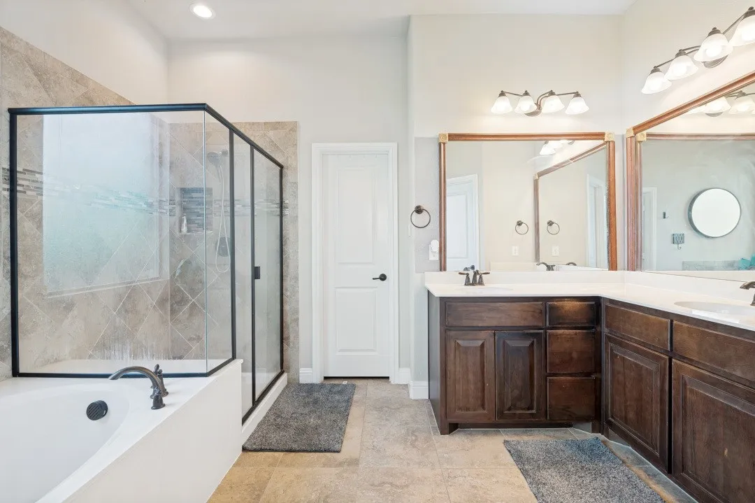 Single Family Residence For Sale in Tarrant County , 1247 Lynn Drive, Arlington, Texas 76002, 4 Bedroom, 4 Bathroom, 2 Garage spaces, 2,595 Sqft, built in 2019, mls#21286886, Real Estate Agent in Arlington, Homes For Sale in Tarrant county, Homes For Sale in Arlington, Realtor in Arlington Texas, Real Estate Brokerage Independent Realty Texas, Luminita Cordes Realtor