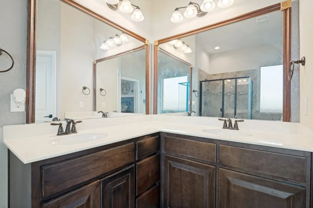 Single Family Residence For Sale in Tarrant County , 1247 Lynn Drive, Arlington, Texas 76002, 4 Bedroom, 4 Bathroom, 2 Garage spaces, 2,595 Sqft, built in 2019, mls#21286886, Real Estate Agent in Arlington, Homes For Sale in Tarrant county, Homes For Sale in Arlington, Realtor in Arlington Texas, Real Estate Brokerage Independent Realty Texas, Luminita Cordes Realtor