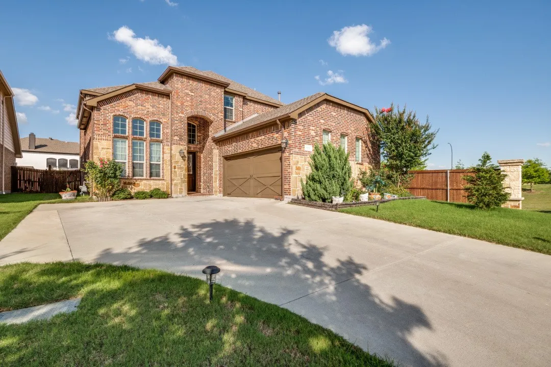 Single Family Residence For Sale in Tarrant County , 1247 Lynn Drive, Arlington, Texas 76002, 4 Bedroom, 4 Bathroom, 2 Garage spaces, 2,595 Sqft, built in 2019, mls#21286886, Real Estate Agent in Arlington, Homes For Sale in Tarrant county, Homes For Sale in Arlington, Realtor in Arlington Texas, Real Estate Brokerage Independent Realty Texas, Luminita Cordes Realtor