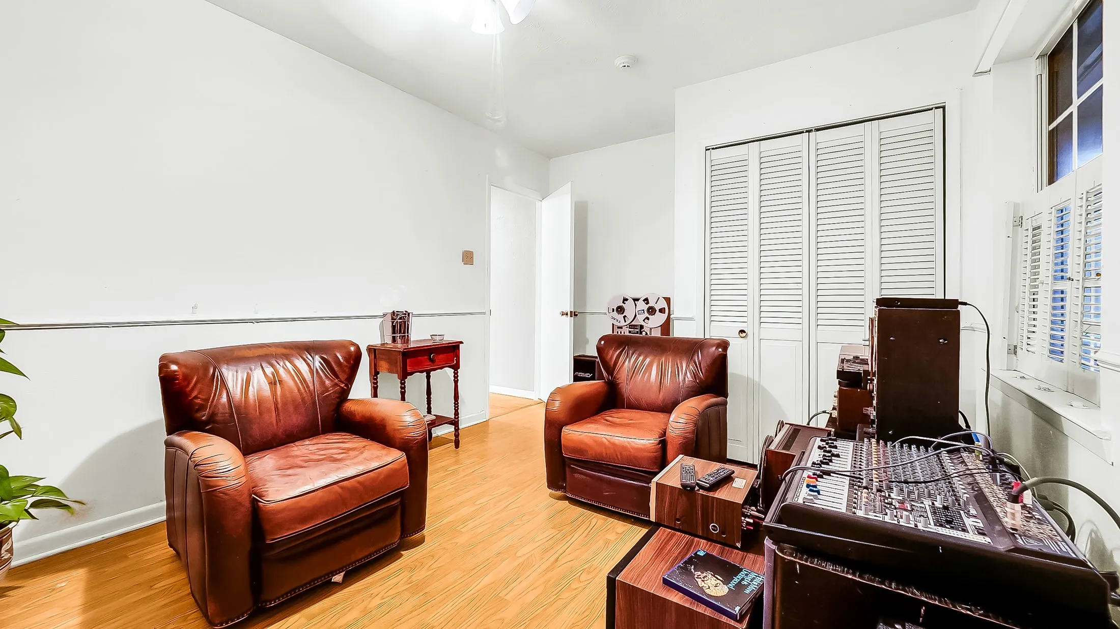 Single Family Residence For Sale in Grayson County , 1601 Yarborough Drive, Sherman, Texas 75092, 4 Bedroom, 3 Bathroom, 2 Garage spaces, 2,739 Sqft, built in 1966, mls#21286883, Real Estate Agent in Sherman, Homes For Sale in Grayson county, Homes For Sale in Sherman, Realtor in Sherman Texas, Real Estate Brokerage Independent Realty Texas, Luminita Cordes Realtor
