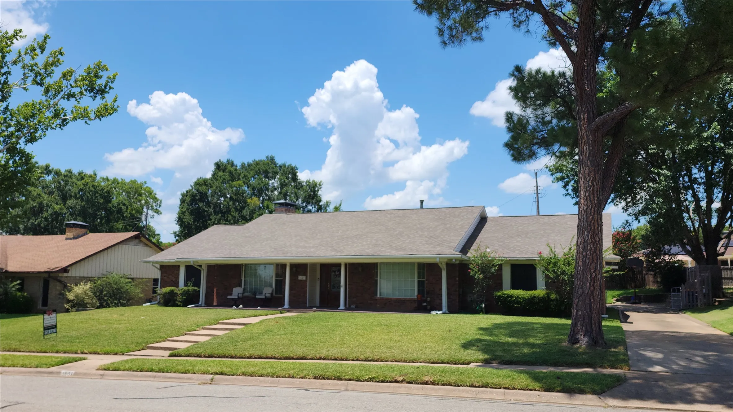 Single Family Residence For Sale in Grayson County , 1601 Yarborough Drive, Sherman, Texas 75092, 4 Bedroom, 3 Bathroom, 2 Garage spaces, 2,739 Sqft, built in 1966, mls#21286883, Real Estate Agent in Sherman, Homes For Sale in Grayson county, Homes For Sale in Sherman, Realtor in Sherman Texas, Real Estate Brokerage Independent Realty Texas, Luminita Cordes Realtor