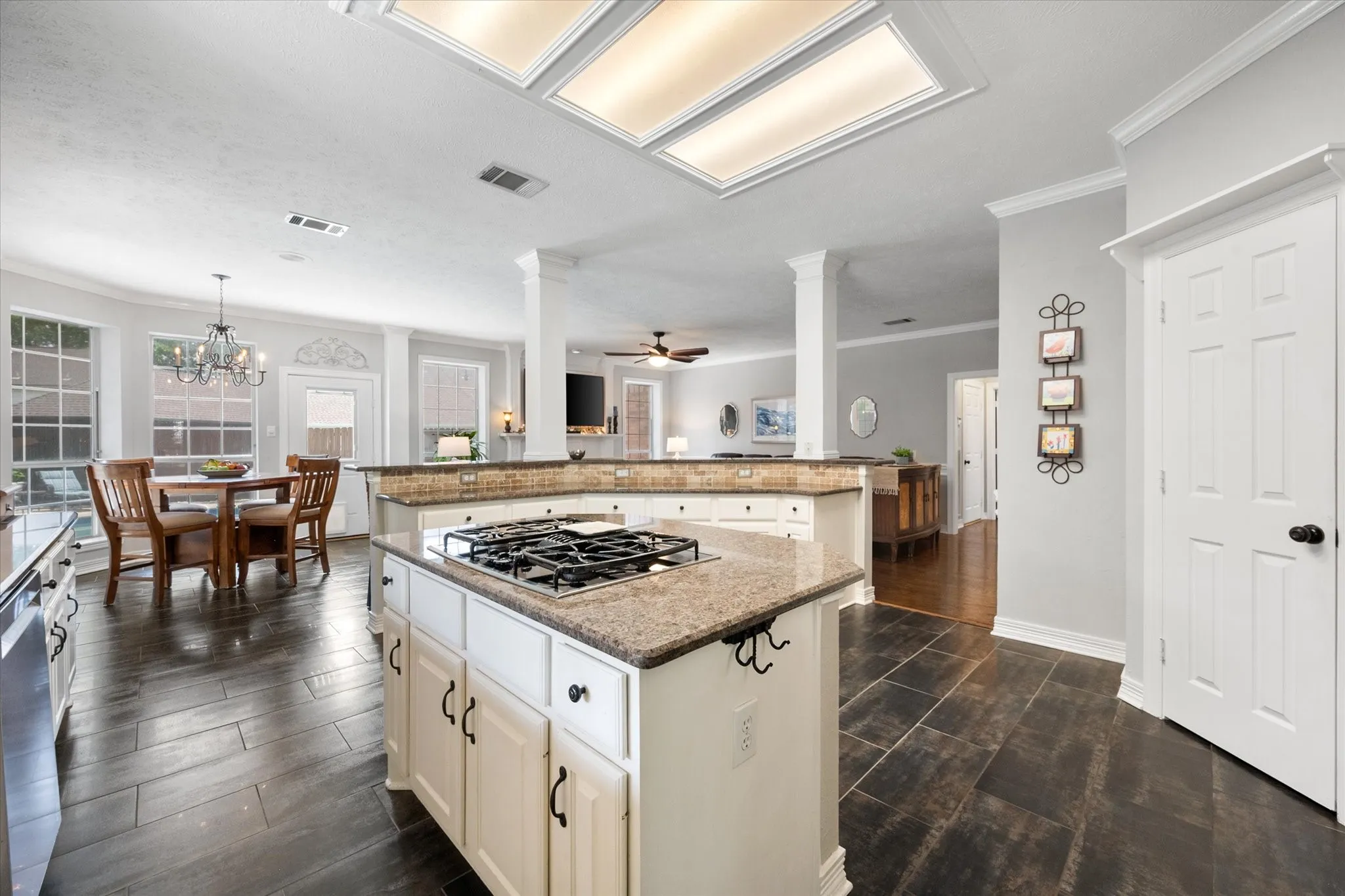 Single Family Residence For Sale in Tarrant County , 1408 Merion Drive, Mansfield, Texas 76063, 4 Bedroom, 3 Bathroom, 3 Garage spaces, 3,694 Sqft, built in 1995, mls#21286615, Real Estate Agent in Mansfield, Homes For Sale in Tarrant county, Homes For Sale in Mansfield, Realtor in Mansfield Texas, Real Estate Brokerage Independent Realty Texas, Luminita Cordes Realtor