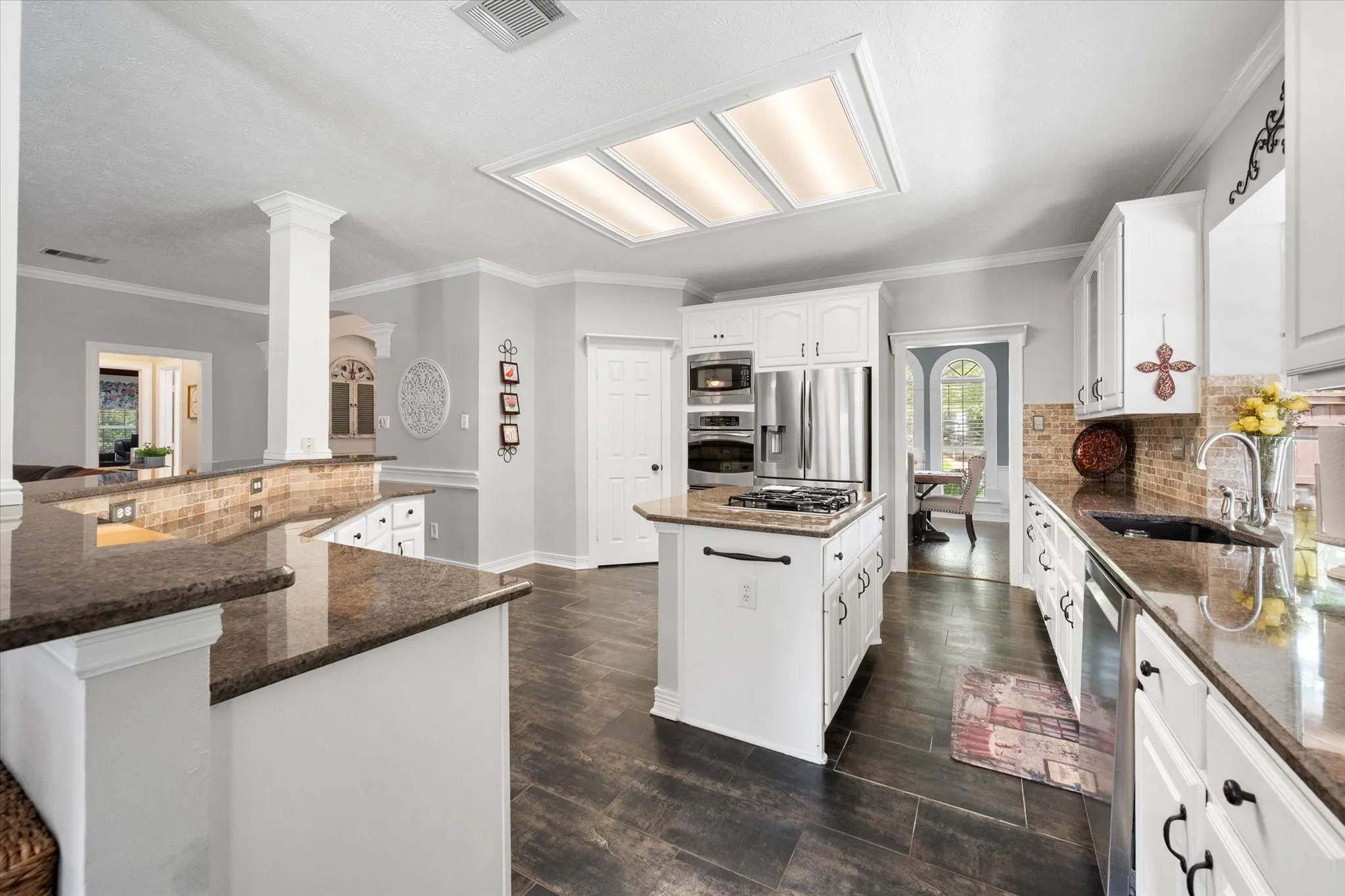 Single Family Residence For Sale in Tarrant County , 1408 Merion Drive, Mansfield, Texas 76063, 4 Bedroom, 3 Bathroom, 3 Garage spaces, 3,694 Sqft, built in 1995, mls#21286615, Real Estate Agent in Mansfield, Homes For Sale in Tarrant county, Homes For Sale in Mansfield, Realtor in Mansfield Texas, Real Estate Brokerage Independent Realty Texas, Luminita Cordes Realtor