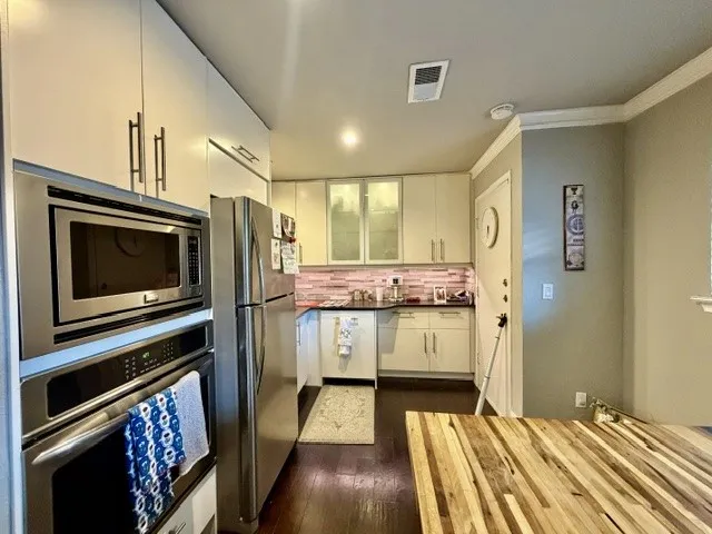 Condominium For Sale in Dallas County , 4219 Avondale Avenue 215, Dallas, Texas 75219, 2 Bedroom, 1 Bathroom, Garage spaces, 874 Sqft, built in 1965, mls#21286757, Real Estate Agent in Dallas, Homes For Sale in Dallas county, Homes For Sale in Dallas, Realtor in Dallas Texas, Real Estate Brokerage Independent Realty Texas, Luminita Cordes Realtor