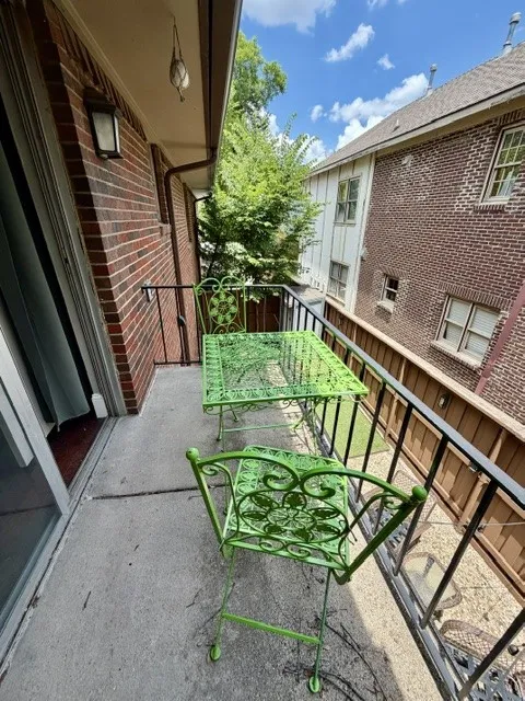 Condominium For Sale in Dallas County , 4219 Avondale Avenue 215, Dallas, Texas 75219, 2 Bedroom, 1 Bathroom, Garage spaces, 874 Sqft, built in 1965, mls#21286757, Real Estate Agent in Dallas, Homes For Sale in Dallas county, Homes For Sale in Dallas, Realtor in Dallas Texas, Real Estate Brokerage Independent Realty Texas, Luminita Cordes Realtor