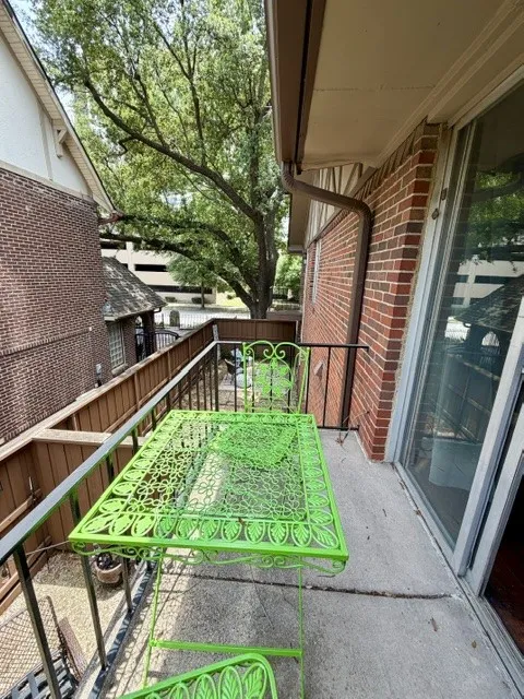 Condominium For Sale in Dallas County , 4219 Avondale Avenue 215, Dallas, Texas 75219, 2 Bedroom, 1 Bathroom, Garage spaces, 874 Sqft, built in 1965, mls#21286757, Real Estate Agent in Dallas, Homes For Sale in Dallas county, Homes For Sale in Dallas, Realtor in Dallas Texas, Real Estate Brokerage Independent Realty Texas, Luminita Cordes Realtor