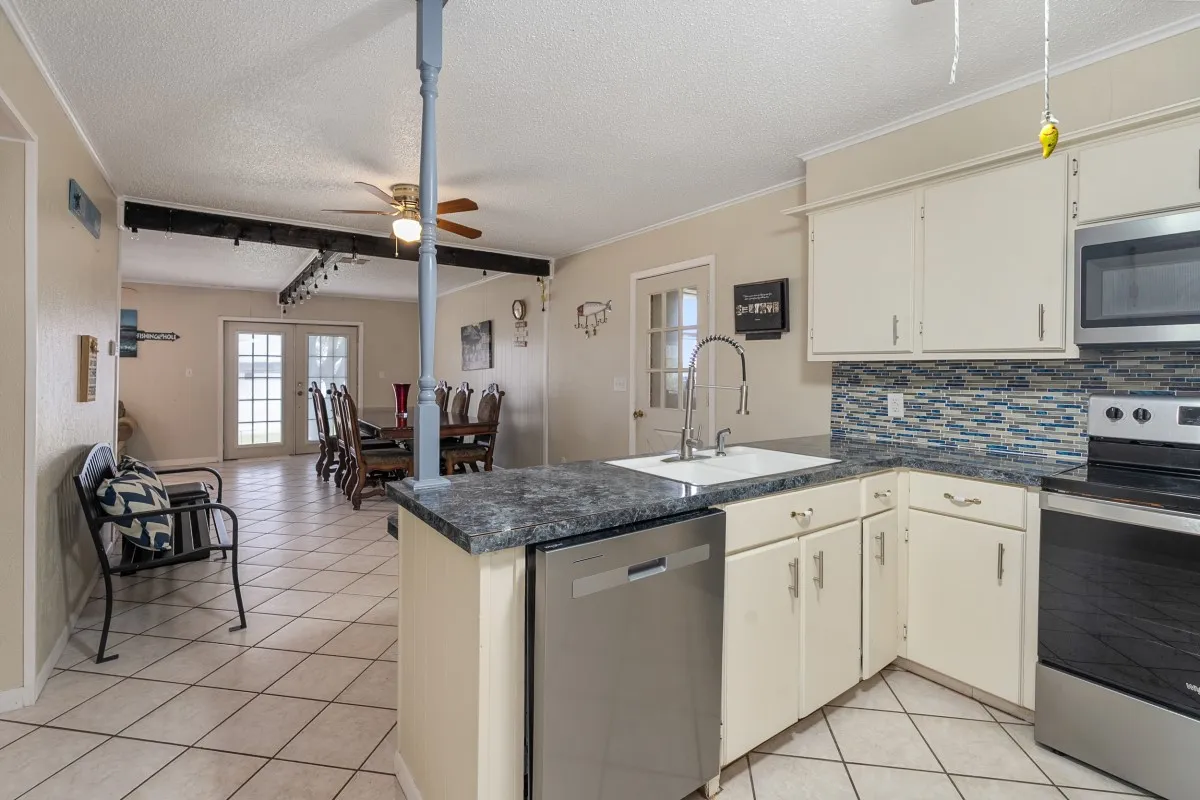 Single Family Residence For Sale in Henderson County , 100 W Oak Acres Drive, Malakoff, Texas 75148, 3 Bedroom, 3 Bathroom, 2 Garage spaces, 1,746 Sqft, built in 1975, mls#21280128, Real Estate Agent in Malakoff, Homes For Sale in Henderson county, Homes For Sale in Malakoff, Realtor in Malakoff Texas, Real Estate Brokerage Independent Realty Texas, Luminita Cordes Realtor