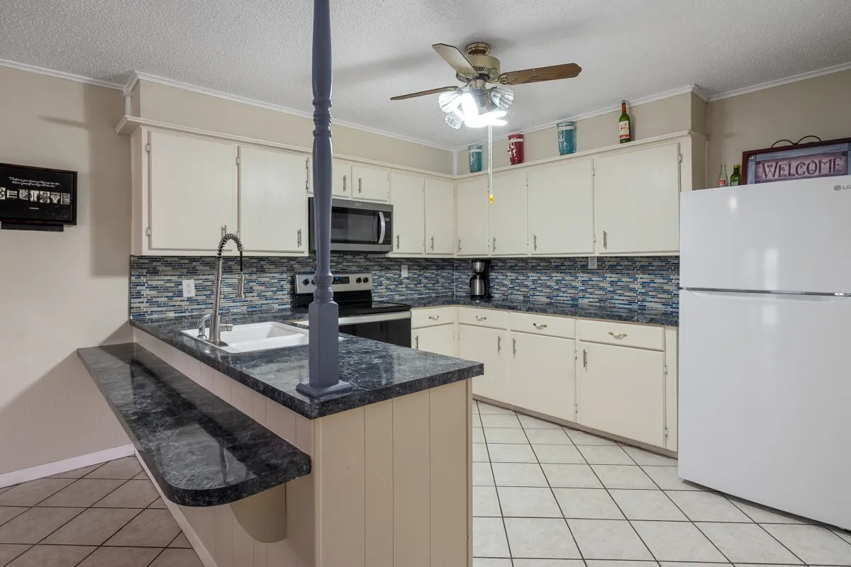 Single Family Residence For Sale in Henderson County , 100 W Oak Acres Drive, Malakoff, Texas 75148, 3 Bedroom, 3 Bathroom, 2 Garage spaces, 1,746 Sqft, built in 1975, mls#21280128, Real Estate Agent in Malakoff, Homes For Sale in Henderson county, Homes For Sale in Malakoff, Realtor in Malakoff Texas, Real Estate Brokerage Independent Realty Texas, Luminita Cordes Realtor