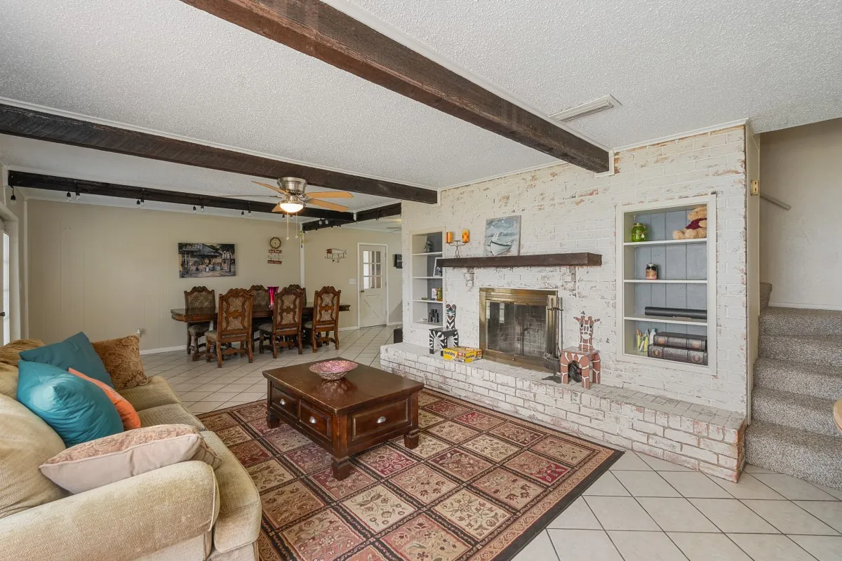 Single Family Residence For Sale in Henderson County , 100 W Oak Acres Drive, Malakoff, Texas 75148, 3 Bedroom, 3 Bathroom, 2 Garage spaces, 1,746 Sqft, built in 1975, mls#21280128, Real Estate Agent in Malakoff, Homes For Sale in Henderson county, Homes For Sale in Malakoff, Realtor in Malakoff Texas, Real Estate Brokerage Independent Realty Texas, Luminita Cordes Realtor
