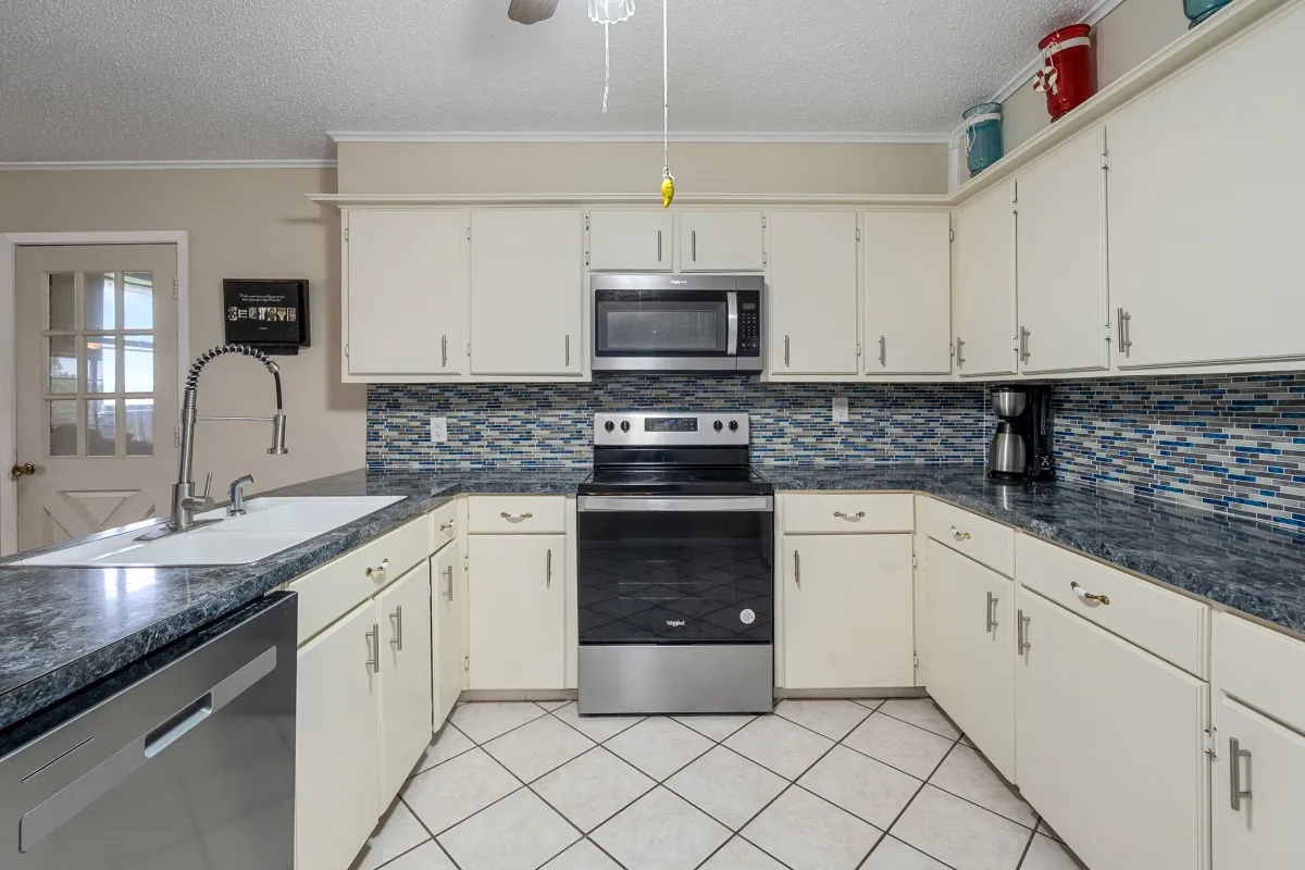 Single Family Residence For Sale in Henderson County , 100 W Oak Acres Drive, Malakoff, Texas 75148, 3 Bedroom, 3 Bathroom, 2 Garage spaces, 1,746 Sqft, built in 1975, mls#21280128, Real Estate Agent in Malakoff, Homes For Sale in Henderson county, Homes For Sale in Malakoff, Realtor in Malakoff Texas, Real Estate Brokerage Independent Realty Texas, Luminita Cordes Realtor
