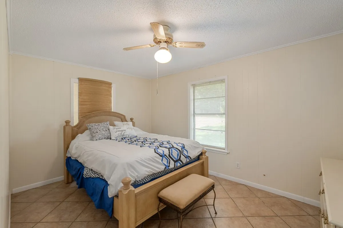 Single Family Residence For Sale in Henderson County , 100 W Oak Acres Drive, Malakoff, Texas 75148, 3 Bedroom, 3 Bathroom, 2 Garage spaces, 1,746 Sqft, built in 1975, mls#21280128, Real Estate Agent in Malakoff, Homes For Sale in Henderson county, Homes For Sale in Malakoff, Realtor in Malakoff Texas, Real Estate Brokerage Independent Realty Texas, Luminita Cordes Realtor