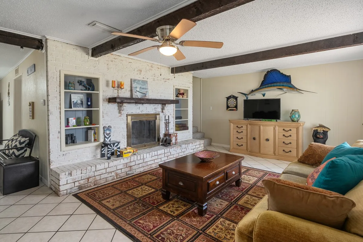 Single Family Residence For Sale in Henderson County , 100 W Oak Acres Drive, Malakoff, Texas 75148, 3 Bedroom, 3 Bathroom, 2 Garage spaces, 1,746 Sqft, built in 1975, mls#21280128, Real Estate Agent in Malakoff, Homes For Sale in Henderson county, Homes For Sale in Malakoff, Realtor in Malakoff Texas, Real Estate Brokerage Independent Realty Texas, Luminita Cordes Realtor
