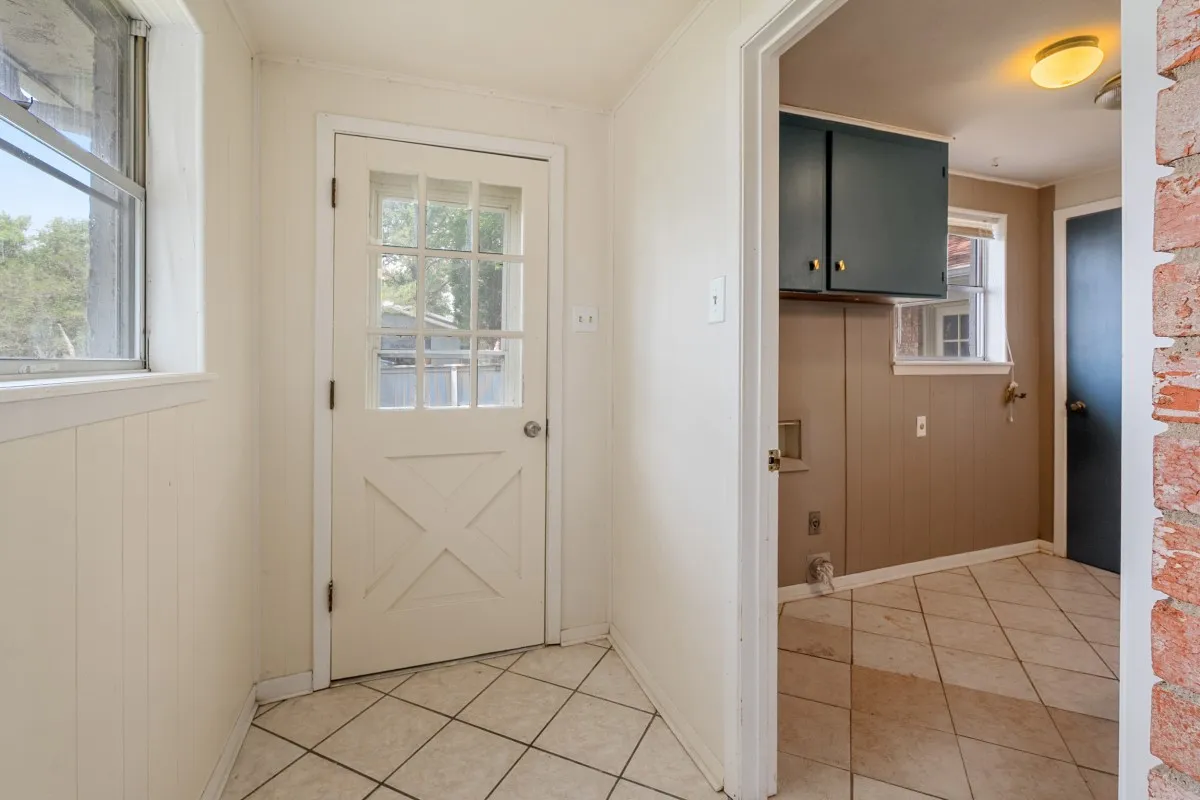 Single Family Residence For Sale in Henderson County , 100 W Oak Acres Drive, Malakoff, Texas 75148, 3 Bedroom, 3 Bathroom, 2 Garage spaces, 1,746 Sqft, built in 1975, mls#21280128, Real Estate Agent in Malakoff, Homes For Sale in Henderson county, Homes For Sale in Malakoff, Realtor in Malakoff Texas, Real Estate Brokerage Independent Realty Texas, Luminita Cordes Realtor