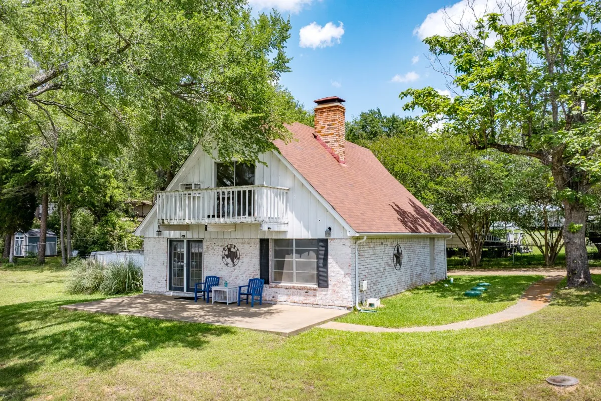 Single Family Residence For Sale in Henderson County , 100 W Oak Acres Drive, Malakoff, Texas 75148, 3 Bedroom, 3 Bathroom, 2 Garage spaces, 1,746 Sqft, built in 1975, mls#21280128, Real Estate Agent in Malakoff, Homes For Sale in Henderson county, Homes For Sale in Malakoff, Realtor in Malakoff Texas, Real Estate Brokerage Independent Realty Texas, Luminita Cordes Realtor