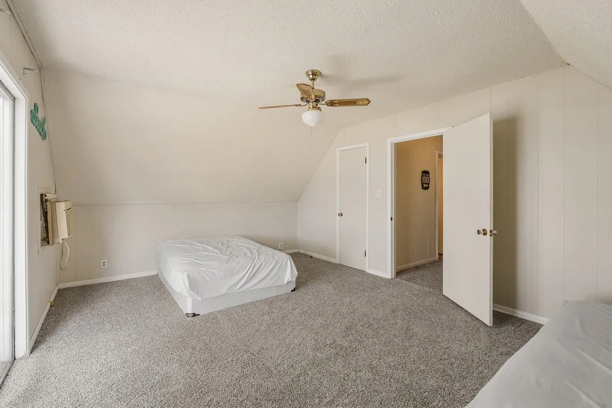 Single Family Residence For Sale in Henderson County , 100 W Oak Acres Drive, Malakoff, Texas 75148, 3 Bedroom, 3 Bathroom, 2 Garage spaces, 1,746 Sqft, built in 1975, mls#21280128, Real Estate Agent in Malakoff, Homes For Sale in Henderson county, Homes For Sale in Malakoff, Realtor in Malakoff Texas, Real Estate Brokerage Independent Realty Texas, Luminita Cordes Realtor