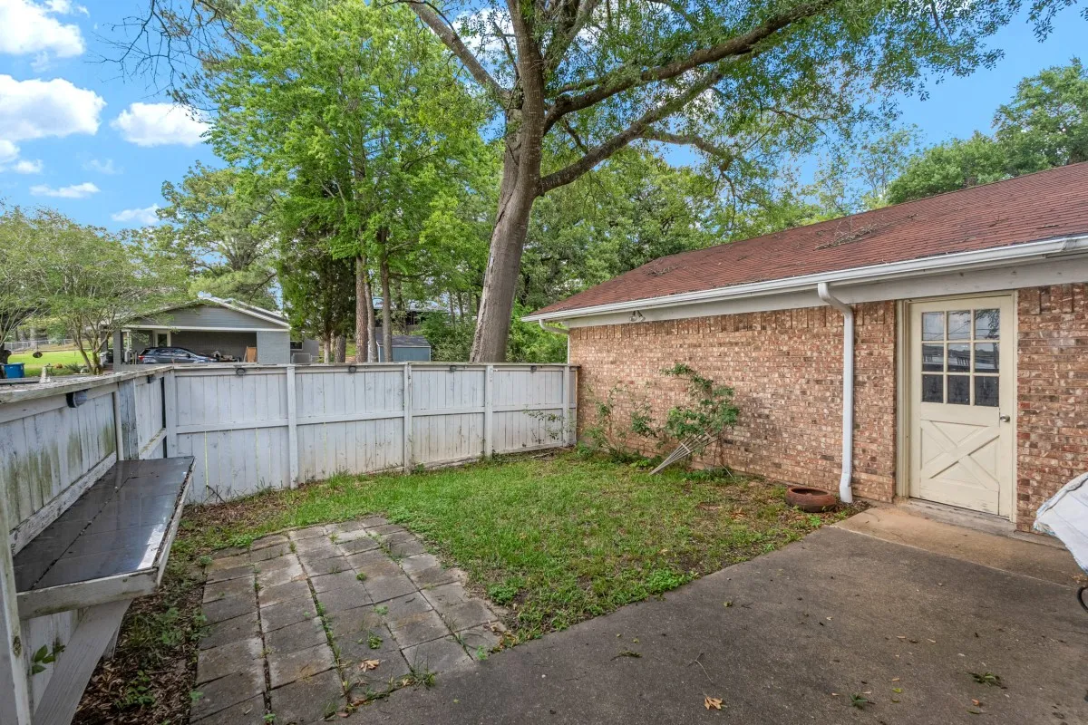 Single Family Residence For Sale in Henderson County , 100 W Oak Acres Drive, Malakoff, Texas 75148, 3 Bedroom, 3 Bathroom, 2 Garage spaces, 1,746 Sqft, built in 1975, mls#21280128, Real Estate Agent in Malakoff, Homes For Sale in Henderson county, Homes For Sale in Malakoff, Realtor in Malakoff Texas, Real Estate Brokerage Independent Realty Texas, Luminita Cordes Realtor