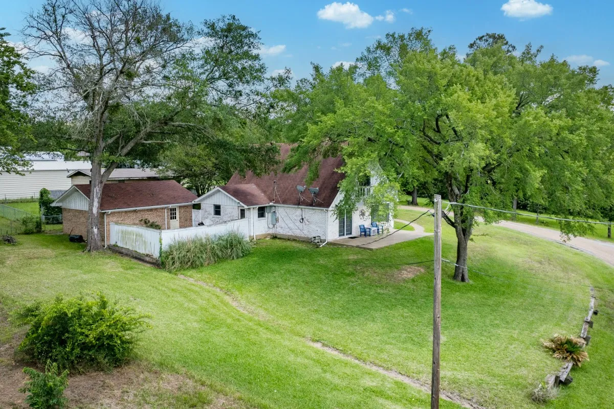 Single Family Residence For Sale in Henderson County , 100 W Oak Acres Drive, Malakoff, Texas 75148, 3 Bedroom, 3 Bathroom, 2 Garage spaces, 1,746 Sqft, built in 1975, mls#21280128, Real Estate Agent in Malakoff, Homes For Sale in Henderson county, Homes For Sale in Malakoff, Realtor in Malakoff Texas, Real Estate Brokerage Independent Realty Texas, Luminita Cordes Realtor