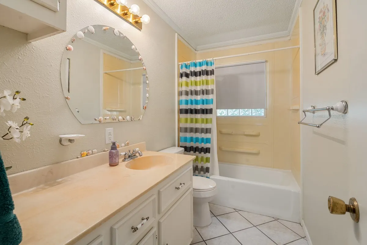 Single Family Residence For Sale in Henderson County , 100 W Oak Acres Drive, Malakoff, Texas 75148, 3 Bedroom, 3 Bathroom, 2 Garage spaces, 1,746 Sqft, built in 1975, mls#21280128, Real Estate Agent in Malakoff, Homes For Sale in Henderson county, Homes For Sale in Malakoff, Realtor in Malakoff Texas, Real Estate Brokerage Independent Realty Texas, Luminita Cordes Realtor