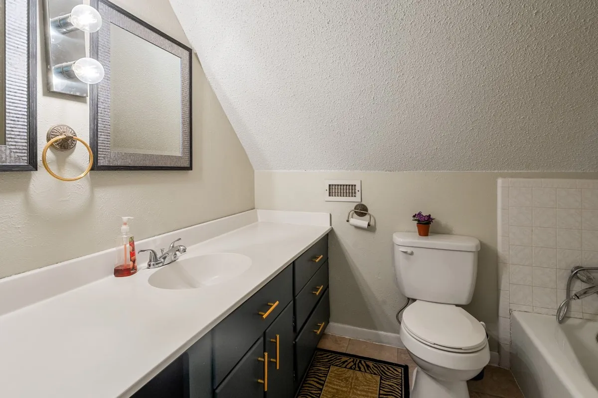Single Family Residence For Sale in Henderson County , 100 W Oak Acres Drive, Malakoff, Texas 75148, 3 Bedroom, 3 Bathroom, 2 Garage spaces, 1,746 Sqft, built in 1975, mls#21280128, Real Estate Agent in Malakoff, Homes For Sale in Henderson county, Homes For Sale in Malakoff, Realtor in Malakoff Texas, Real Estate Brokerage Independent Realty Texas, Luminita Cordes Realtor