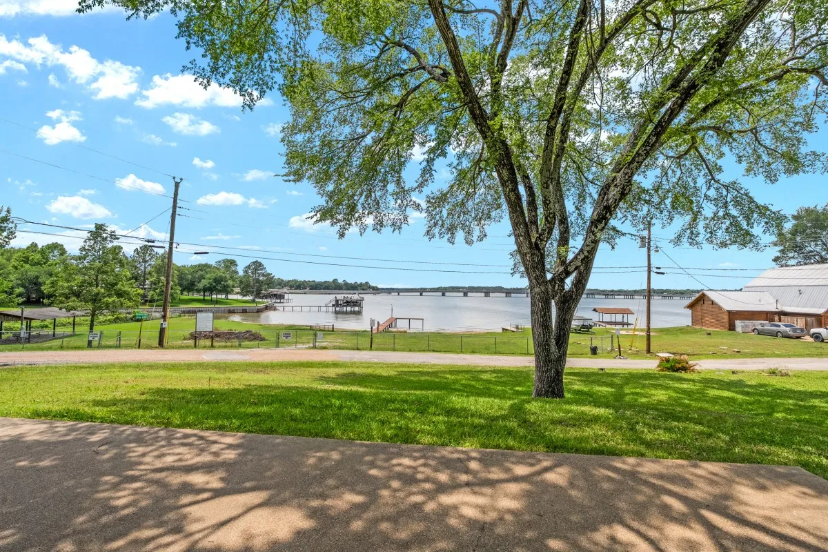 Single Family Residence For Sale in Henderson County , 100 W Oak Acres Drive, Malakoff, Texas 75148, 3 Bedroom, 3 Bathroom, 2 Garage spaces, 1,746 Sqft, built in 1975, mls#21280128, Real Estate Agent in Malakoff, Homes For Sale in Henderson county, Homes For Sale in Malakoff, Realtor in Malakoff Texas, Real Estate Brokerage Independent Realty Texas, Luminita Cordes Realtor