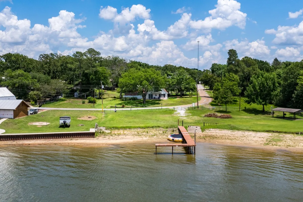 Single Family Residence For Sale in Henderson County , 100 W Oak Acres Drive, Malakoff, Texas 75148, 3 Bedroom, 3 Bathroom, 2 Garage spaces, 1,746 Sqft, built in 1975, mls#21280128, Real Estate Agent in Malakoff, Homes For Sale in Henderson county, Homes For Sale in Malakoff, Realtor in Malakoff Texas, Real Estate Brokerage Independent Realty Texas, Luminita Cordes Realtor